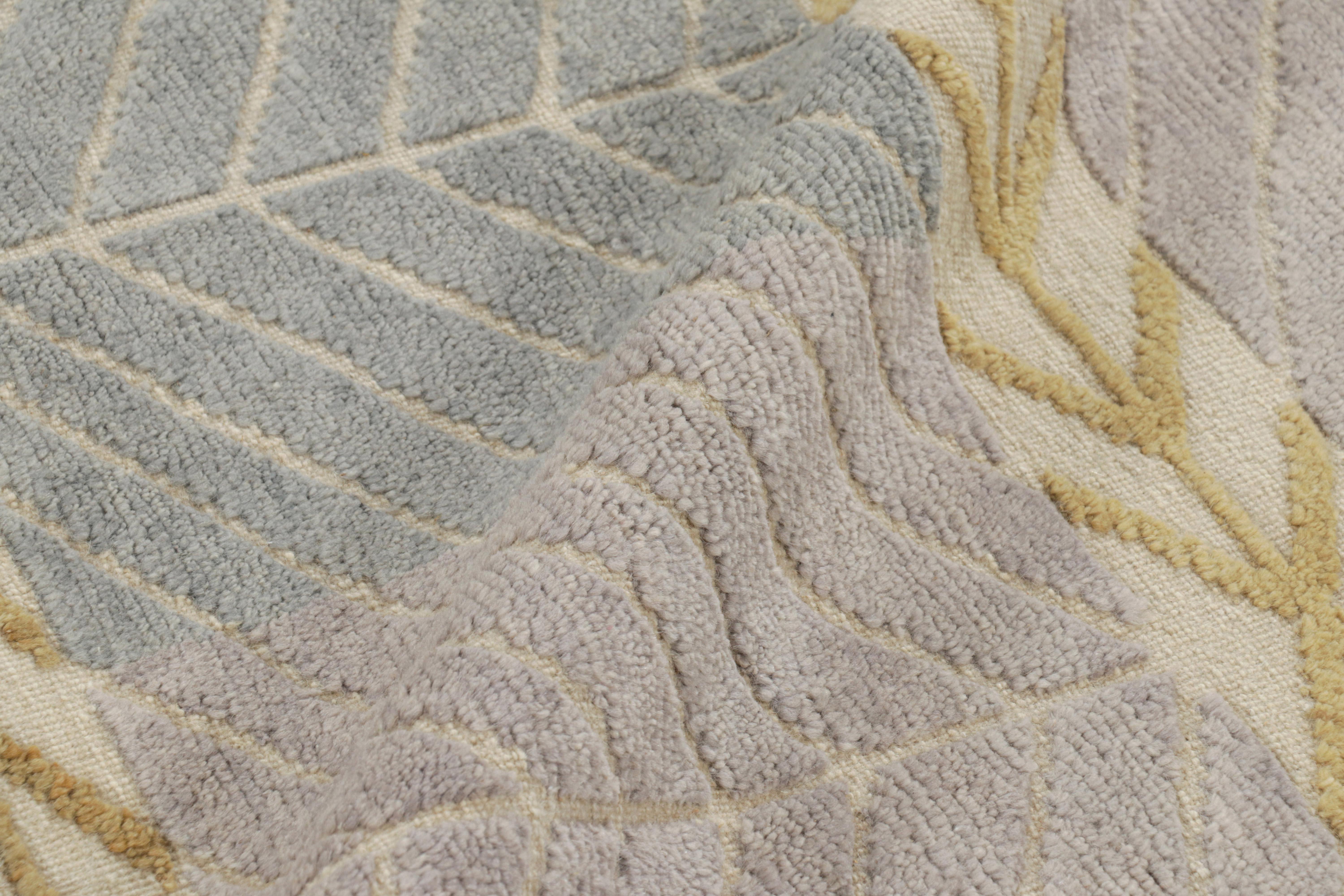 Rug & Kilim's Teppich im skandinavischen Stil mit grauem und beige-braunem geometrischem Muster im Zustand „Neu“ im Angebot in Long Island City, NY