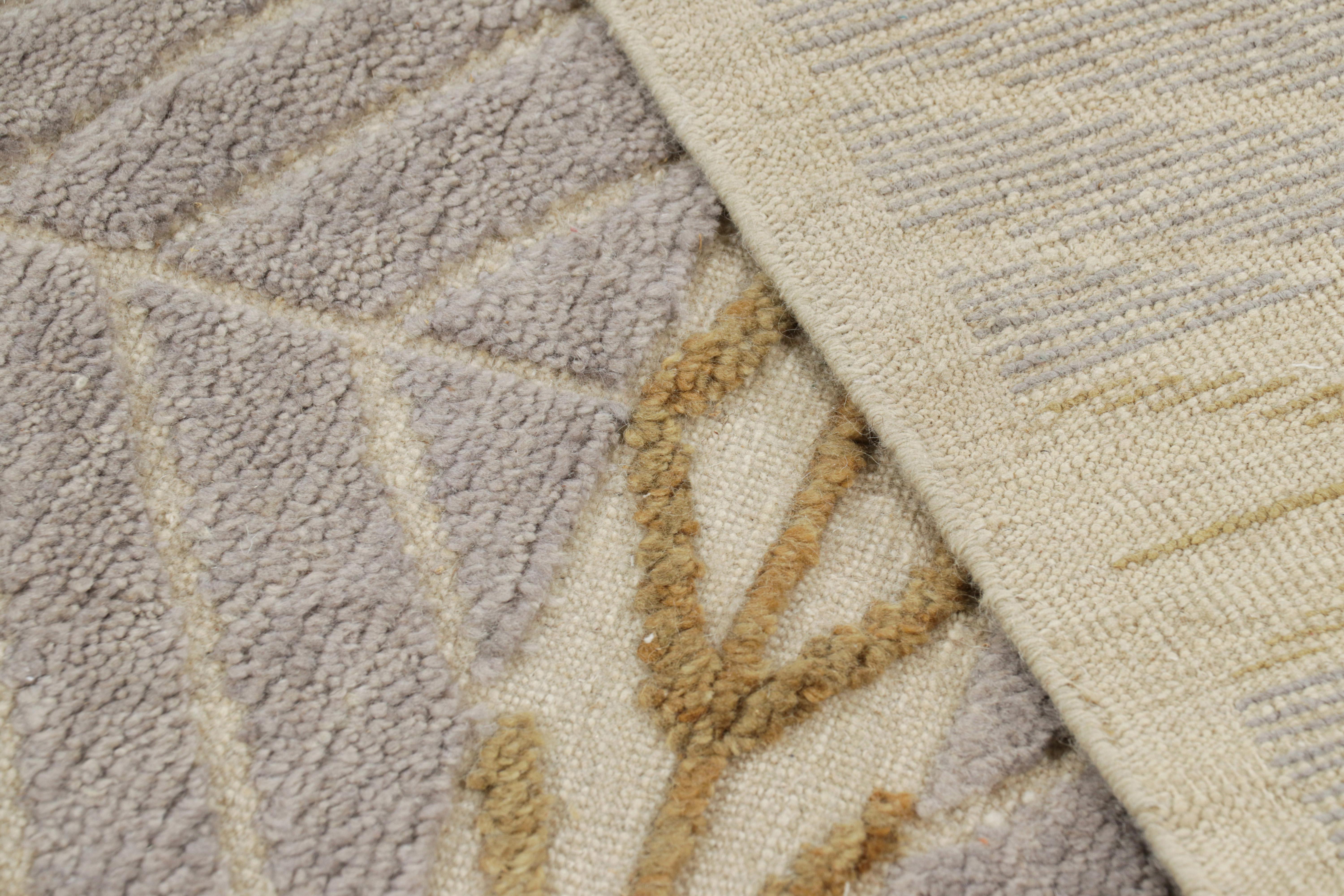 Rug & Kilim's Teppich im skandinavischen Stil mit grauem und beige-braunem geometrischem Muster (21. Jahrhundert und zeitgenössisch) im Angebot