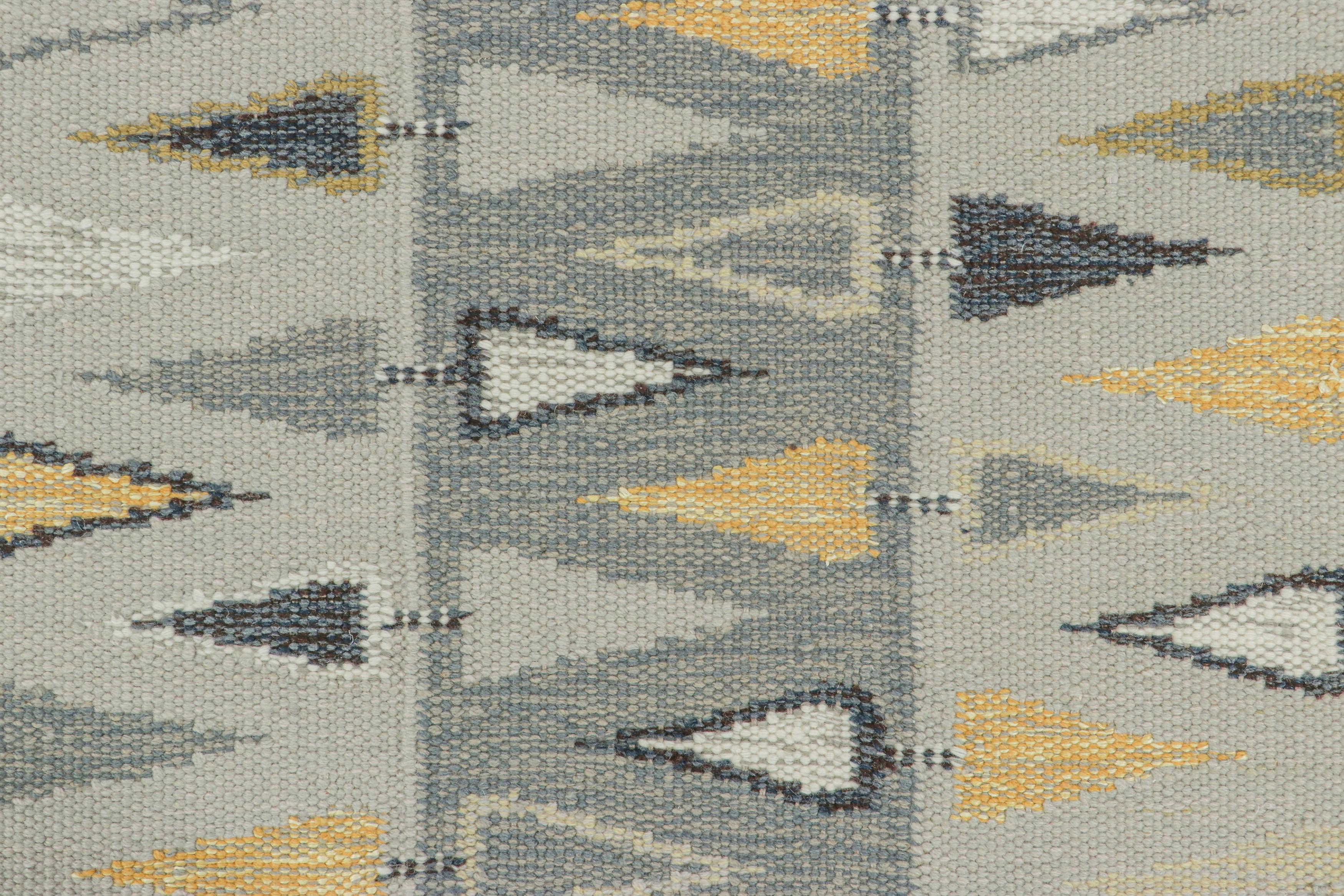 Rug & Kilim's Teppich im skandinavischen Stil mit grauem, beigem und goldenem geometrischem Muster (Skandinavische Moderne) im Angebot