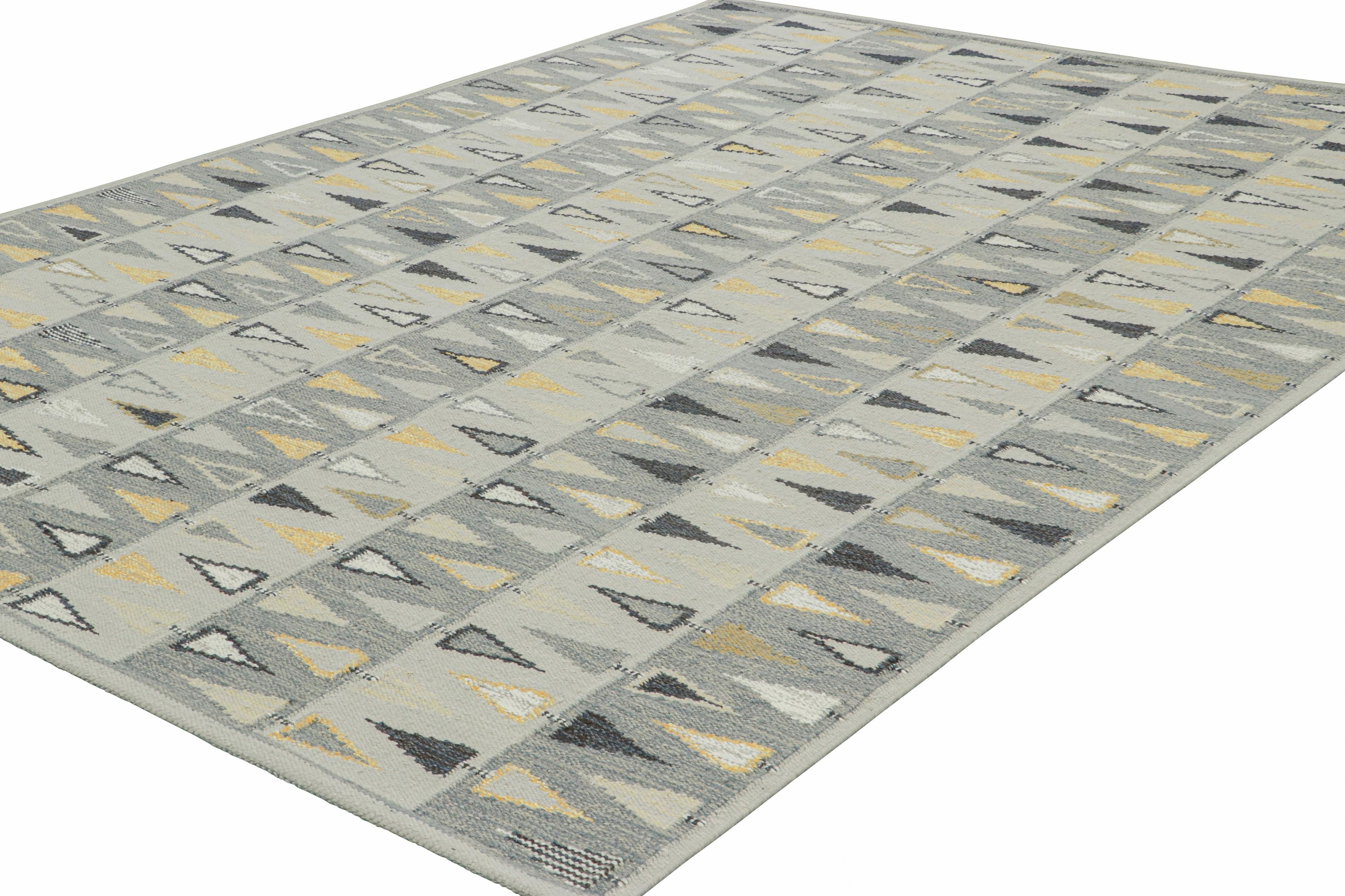 Rug & Kilim's Teppich im skandinavischen Stil mit grauem, beigem und goldenem geometrischem Muster (Indisch) im Angebot