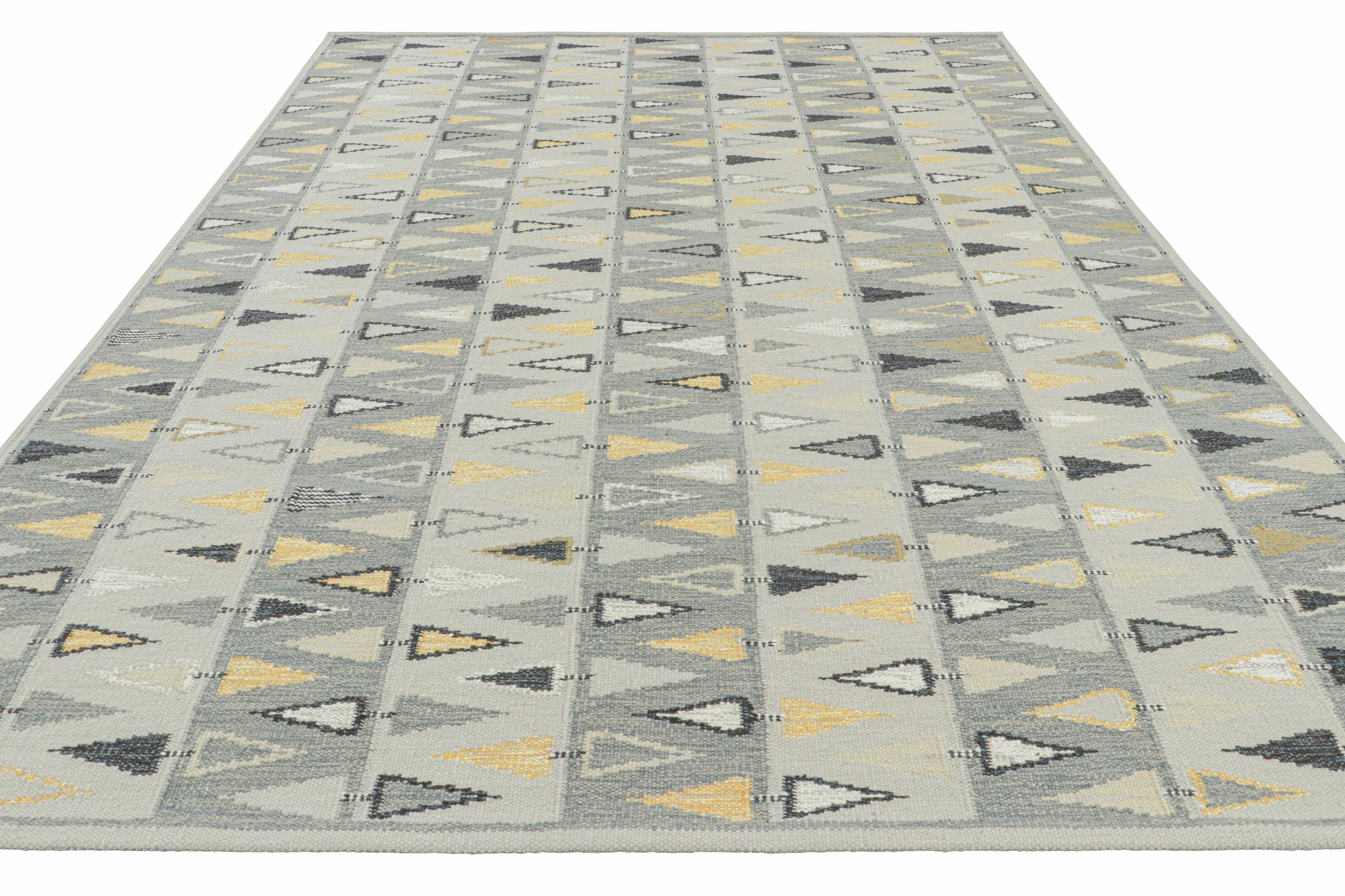 Rug & Kilim's Teppich im skandinavischen Stil mit grauem, beigem und goldenem geometrischem Muster (Handgewebt) im Angebot