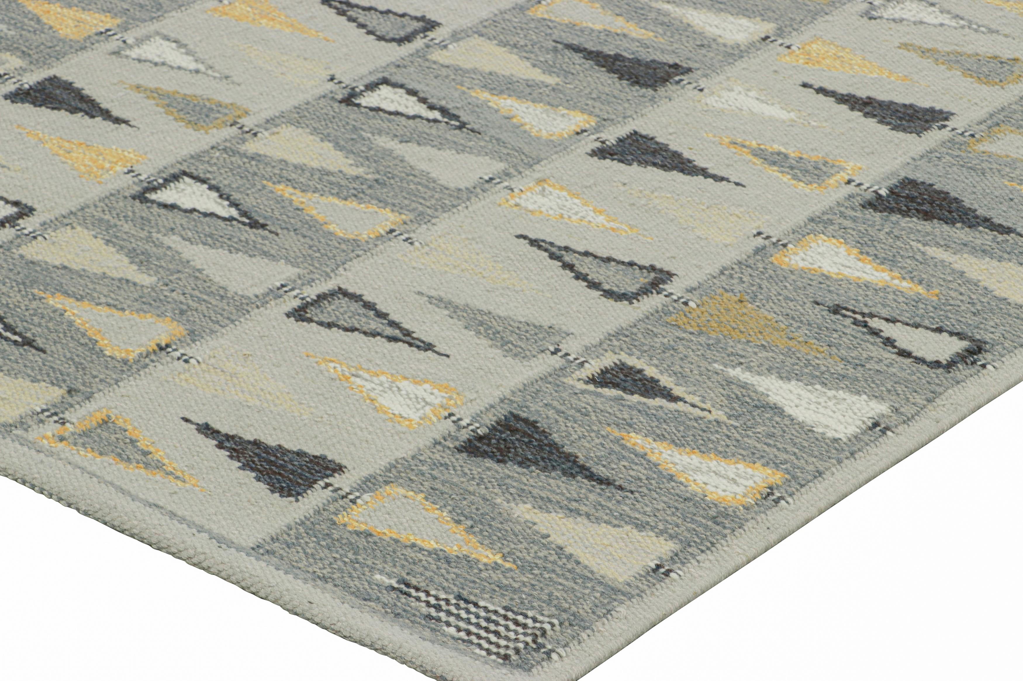 Rug & Kilim's Teppich im skandinavischen Stil mit grauem, beigem und goldenem geometrischem Muster im Zustand „Neu“ im Angebot in Long Island City, NY