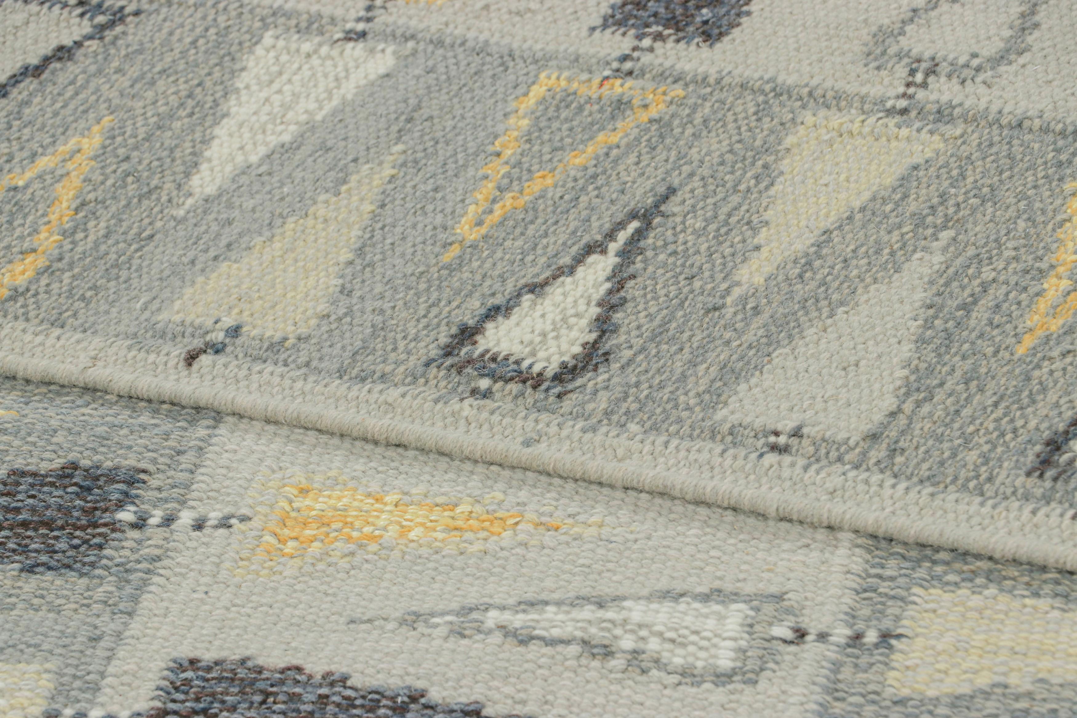 Rug & Kilim's Teppich im skandinavischen Stil mit grauem, beigem und goldenem geometrischem Muster (21. Jahrhundert und zeitgenössisch) im Angebot