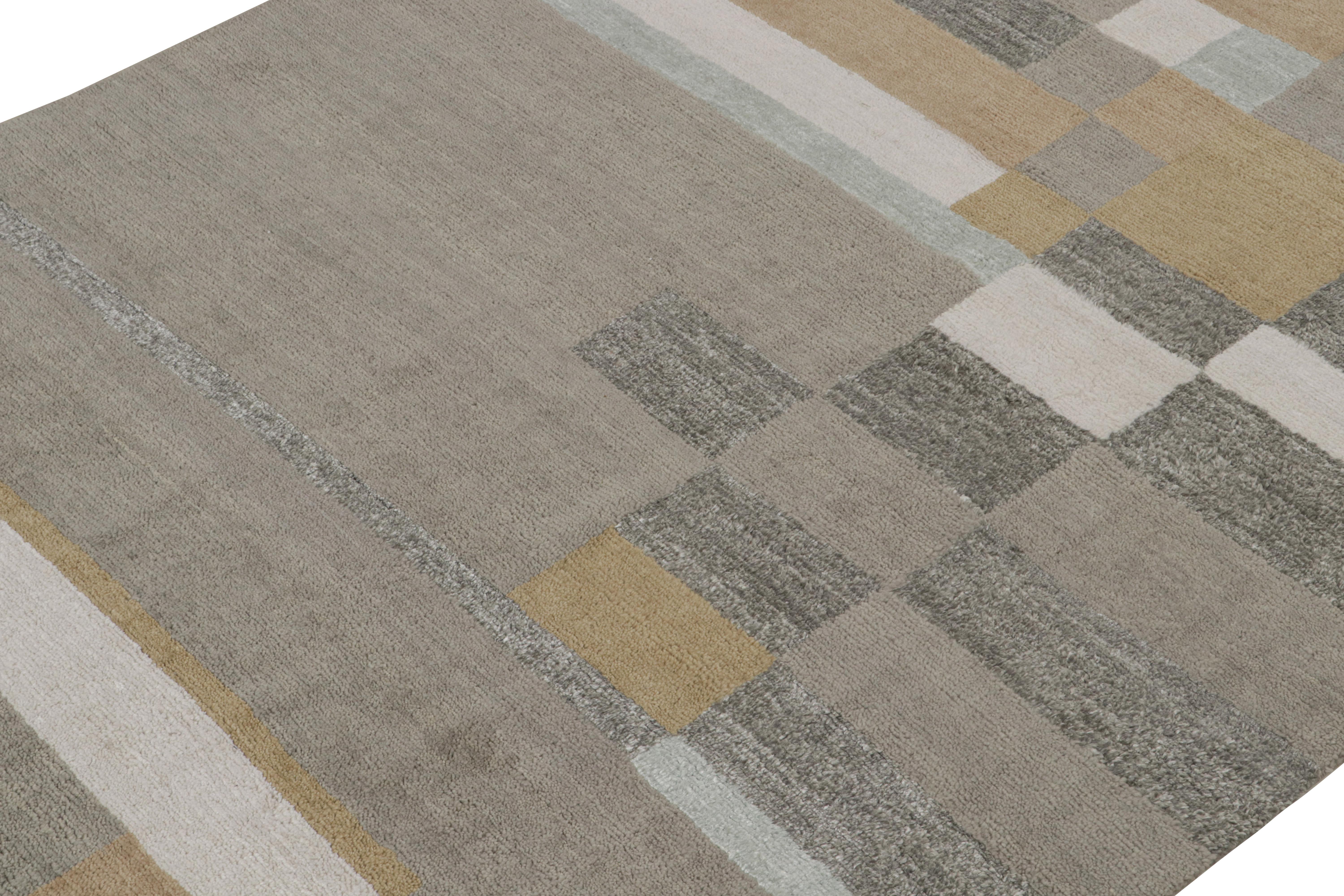 Rug & Kilim's Teppich im skandinavischen Stil mit grauen, braunen und weißen geometrischen Mustern (Indisch) im Angebot