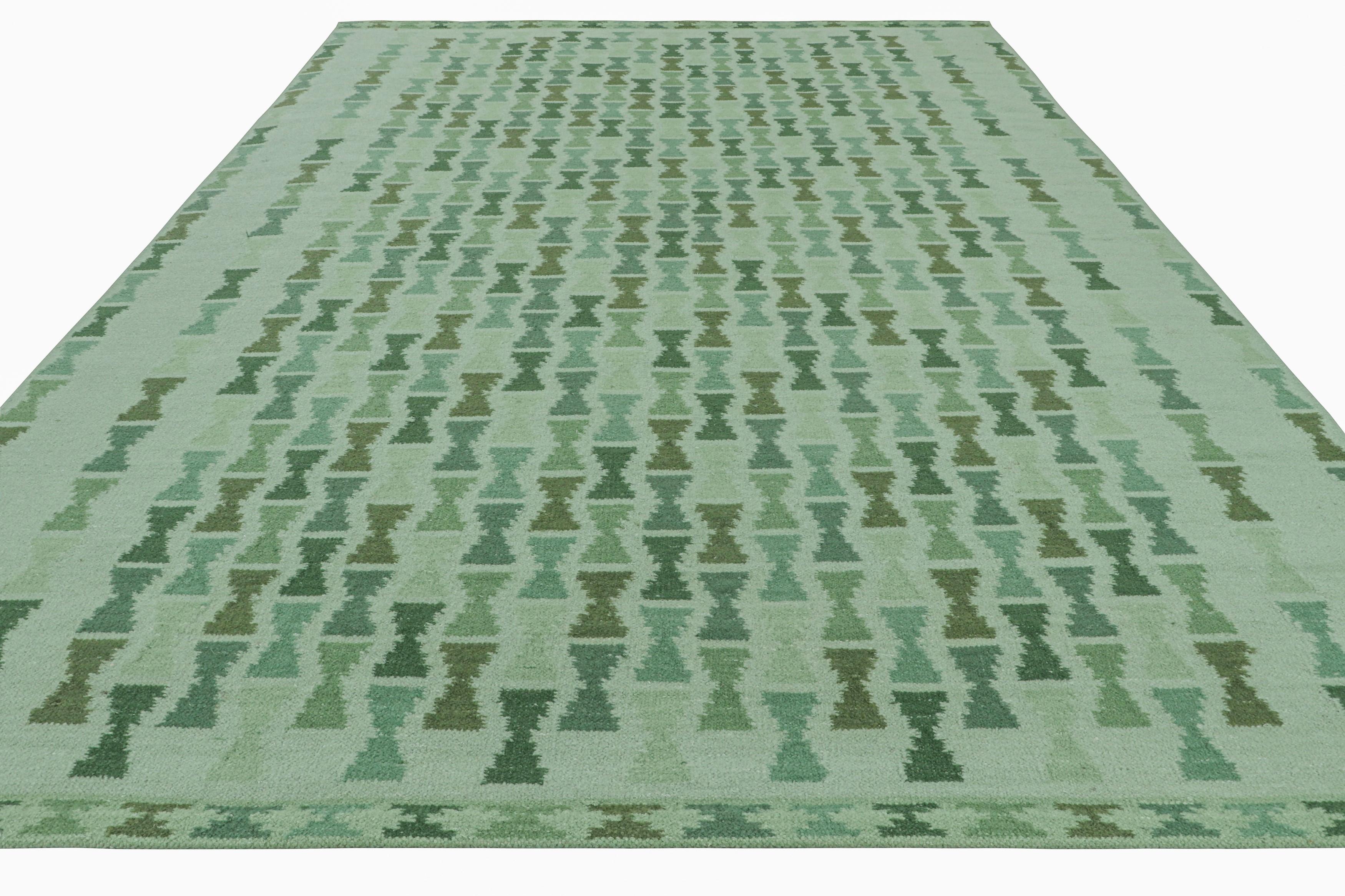 Tessuto a mano Rug & Kilim è un tappeto in stile scandinavo con motivi a clessidra in verde e blu acqua in vendita
