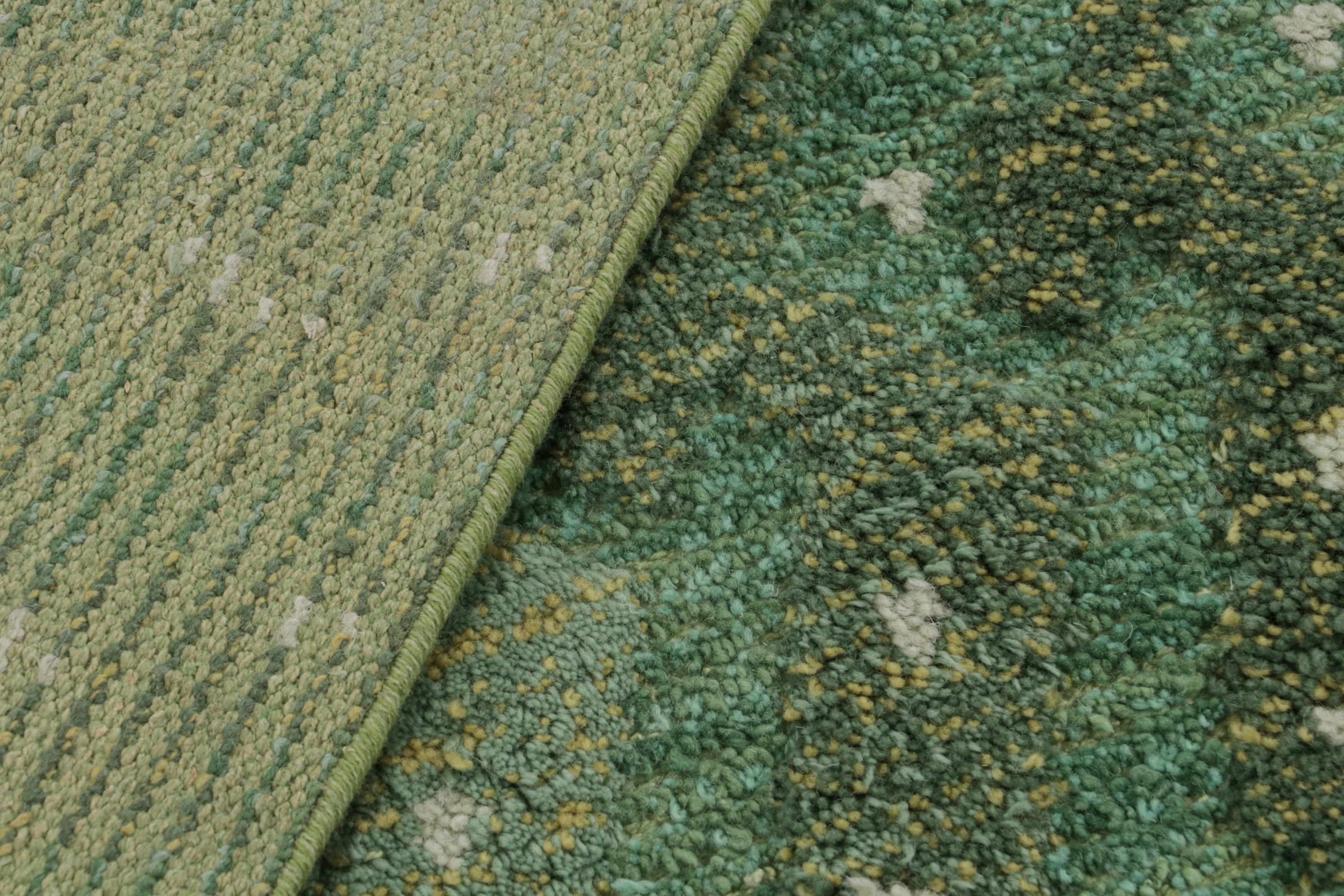 Rug & Kilim's Teppich im skandinavischen Stil mit grünen, geometrischen Mustern (21. Jahrhundert und zeitgenössisch) im Angebot