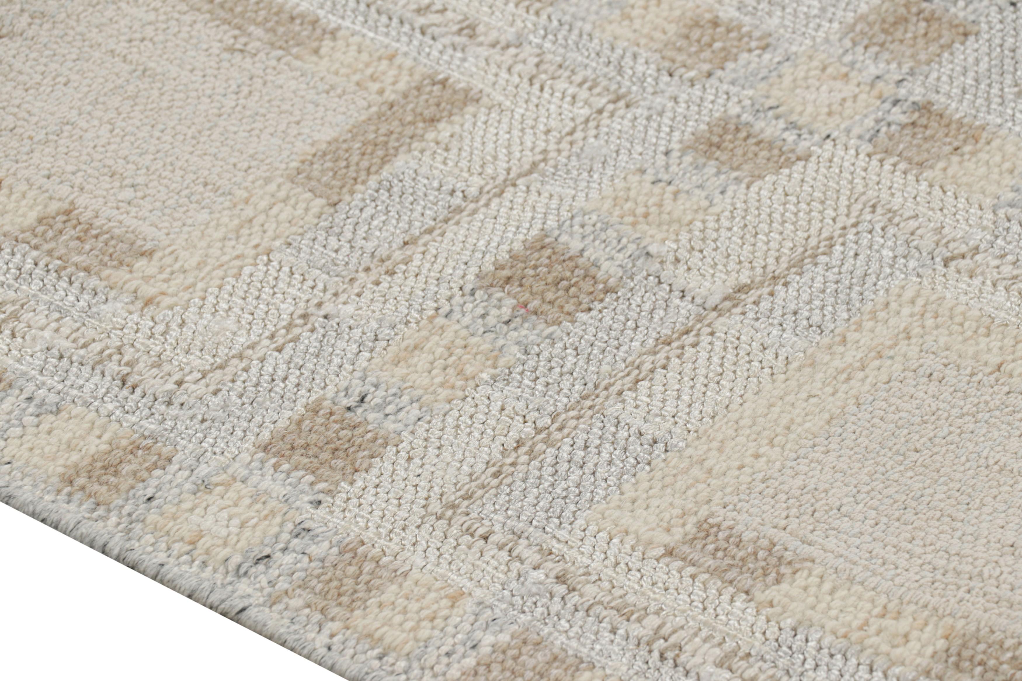 Moderne Tapis de style scandinave à motifs géométriques bleu glacier et beige de Rug & Kilim en vente