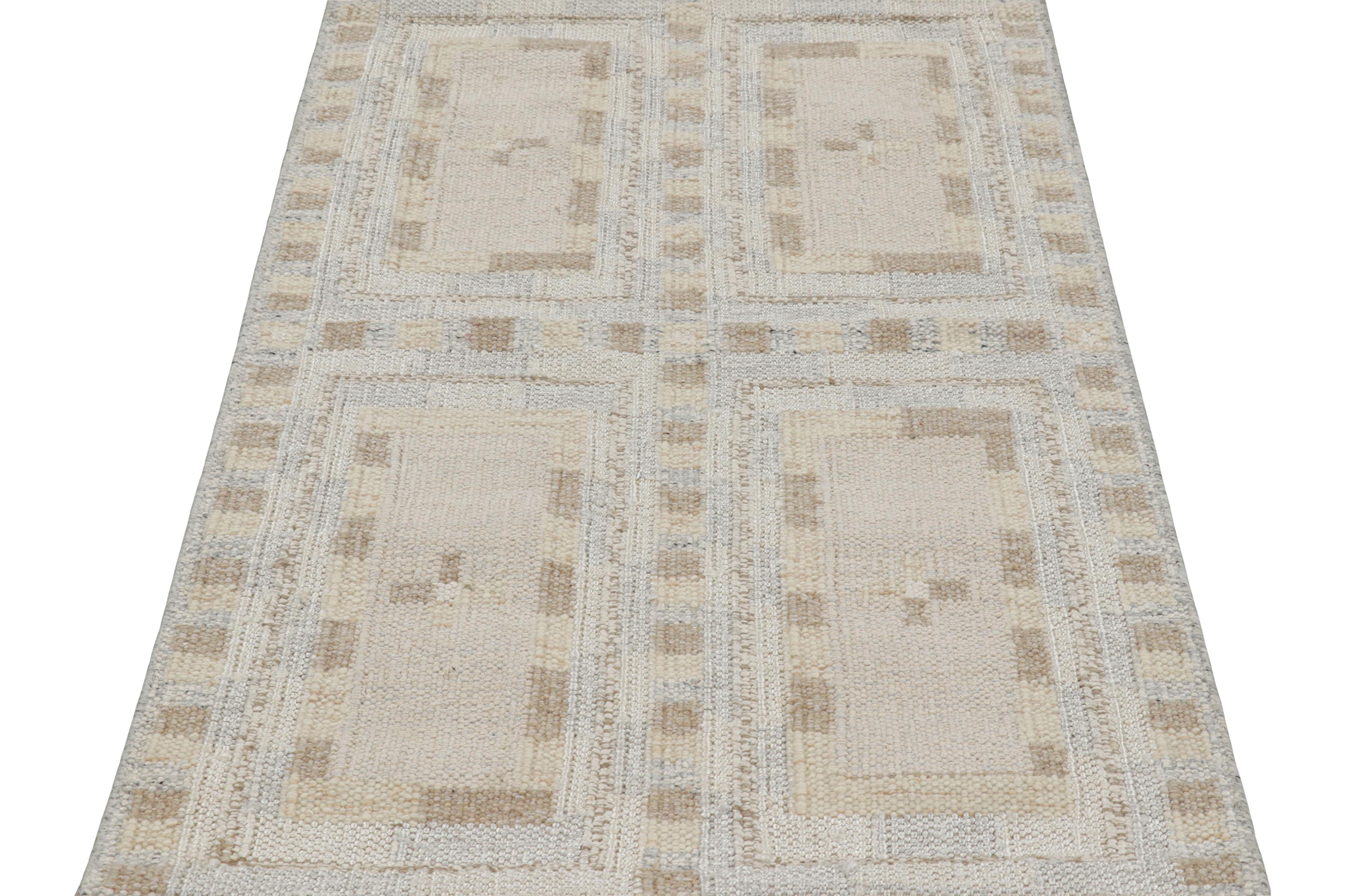 Indien Tapis de style scandinave à motifs géométriques bleu glacier et beige de Rug & Kilim en vente