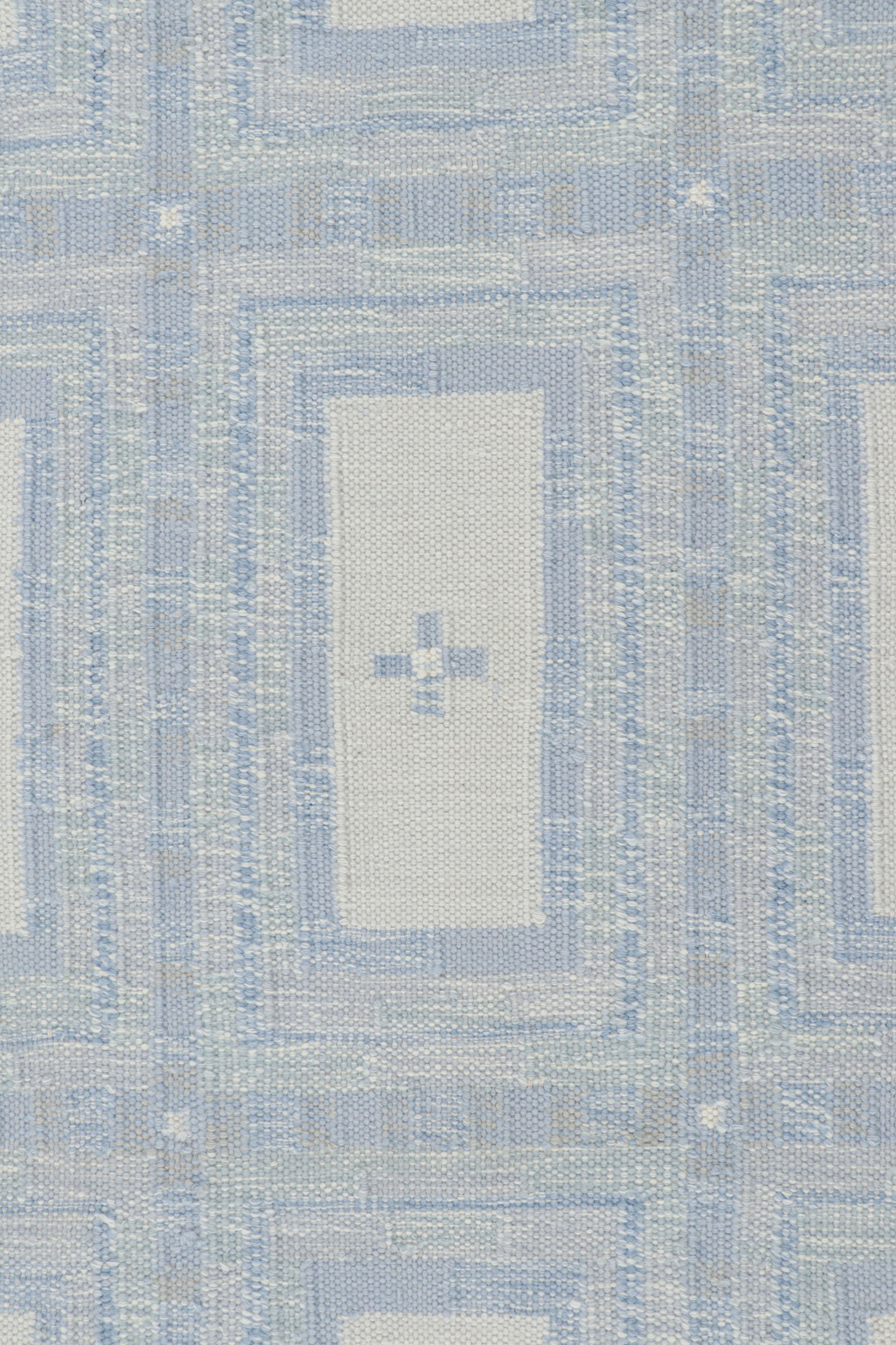 Rug & Kilim's Teppich im skandinavischen Stil mit eisblauen und weißen geometrischen Mustern (Skandinavische Moderne) im Angebot