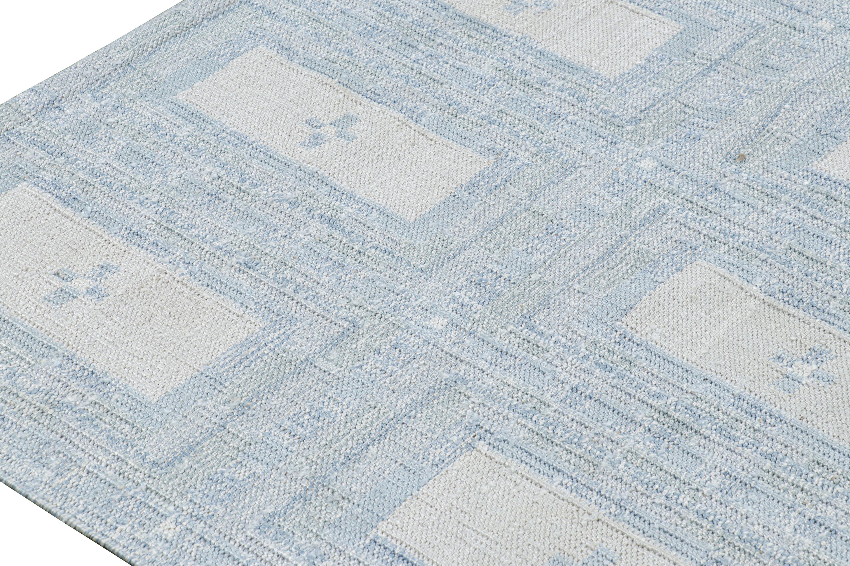 Alfombra de estilo escandinavo de Rug & Kilim con motivos geométricos en azul hielo y blanco Moderno en venta