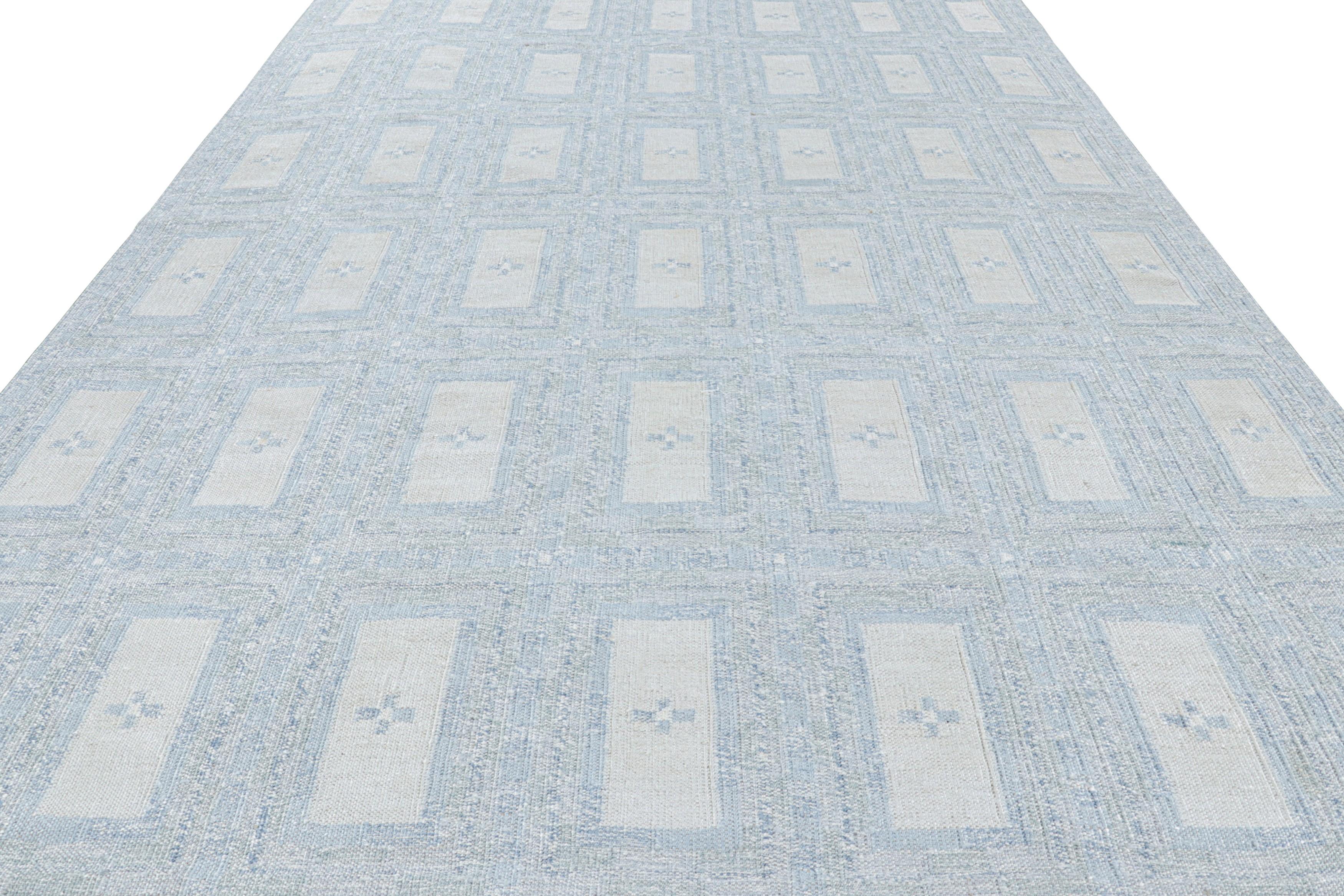 Rug & Kilim's Teppich im skandinavischen Stil mit eisblauen und weißen geometrischen Mustern (Indisch) im Angebot