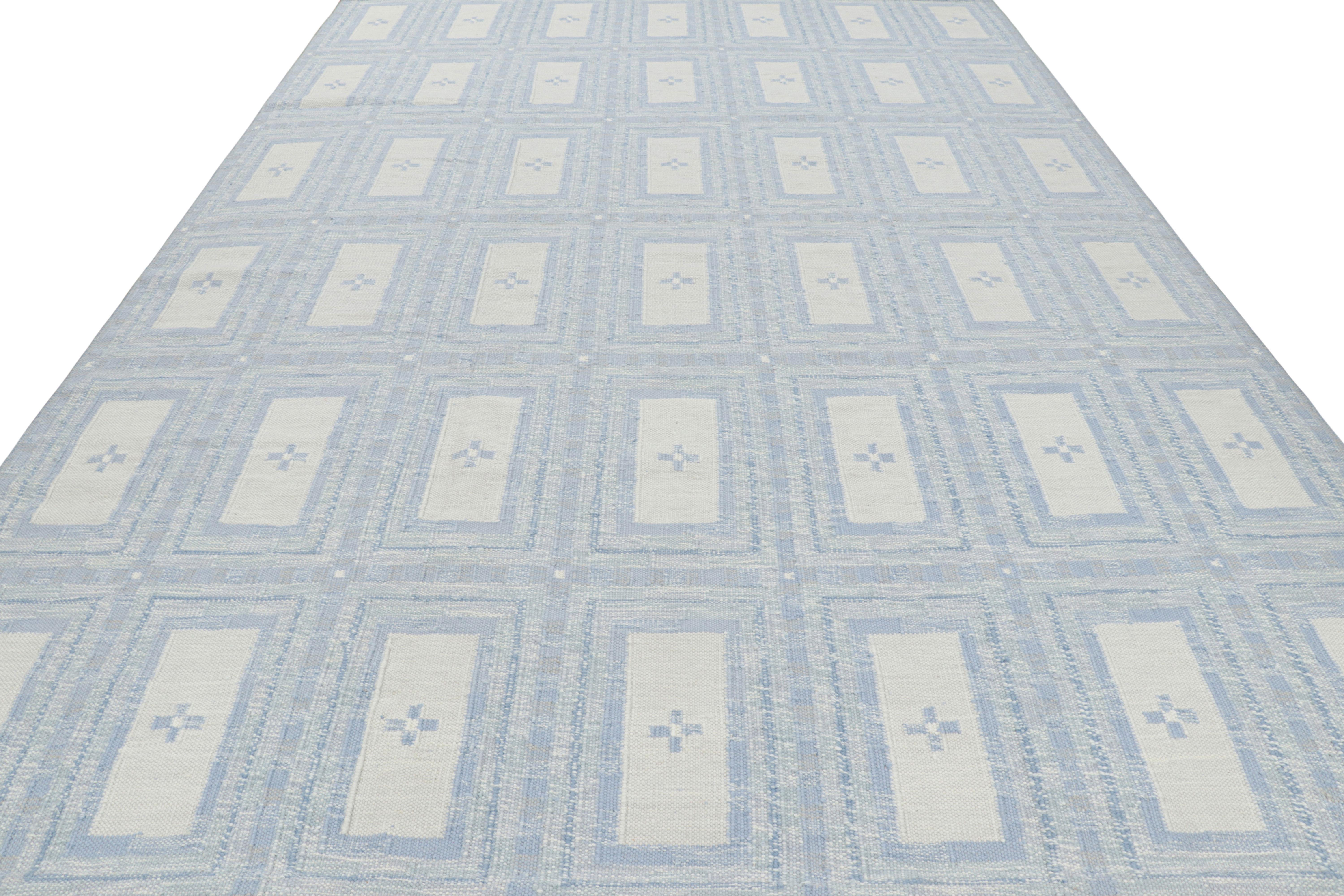 Rug & Kilim's Teppich im skandinavischen Stil mit eisblauen und weißen geometrischen Mustern (Indisch) im Angebot