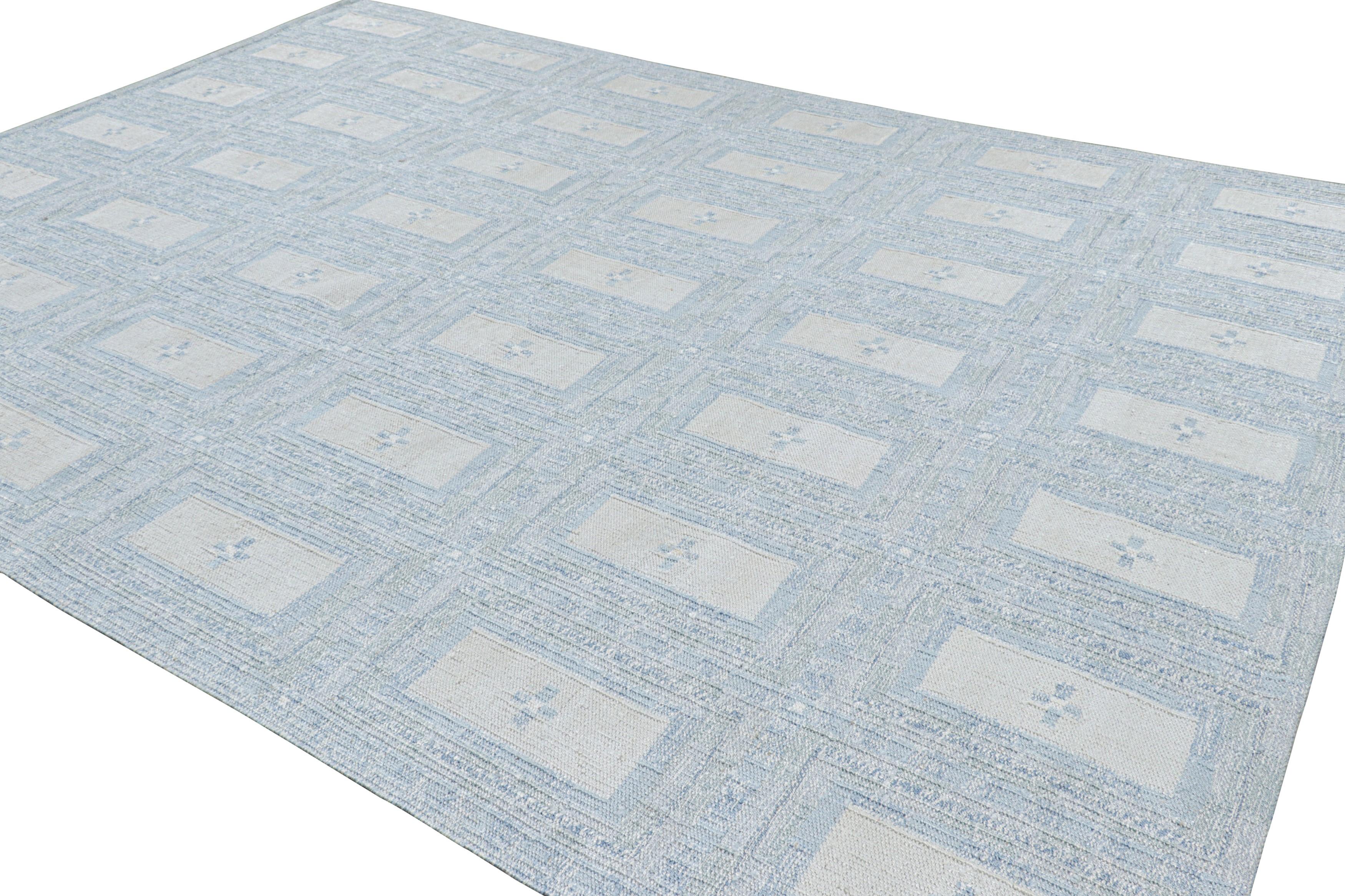 Rug & Kilim's Teppich im skandinavischen Stil mit eisblauen und weißen geometrischen Mustern (Handgewebt) im Angebot