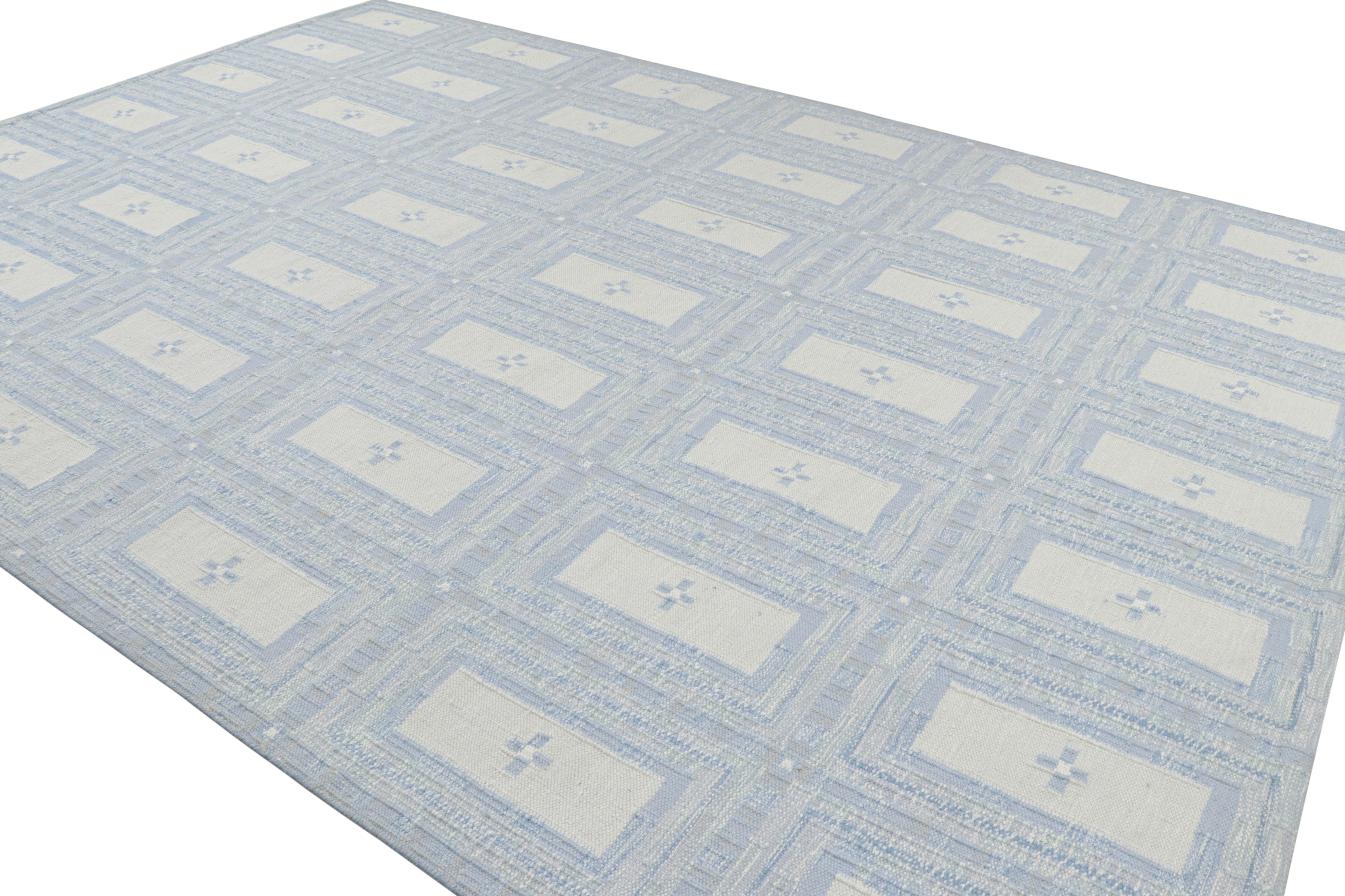 Rug & Kilim's Teppich im skandinavischen Stil mit eisblauen und weißen geometrischen Mustern (Handgeknüpft) im Angebot