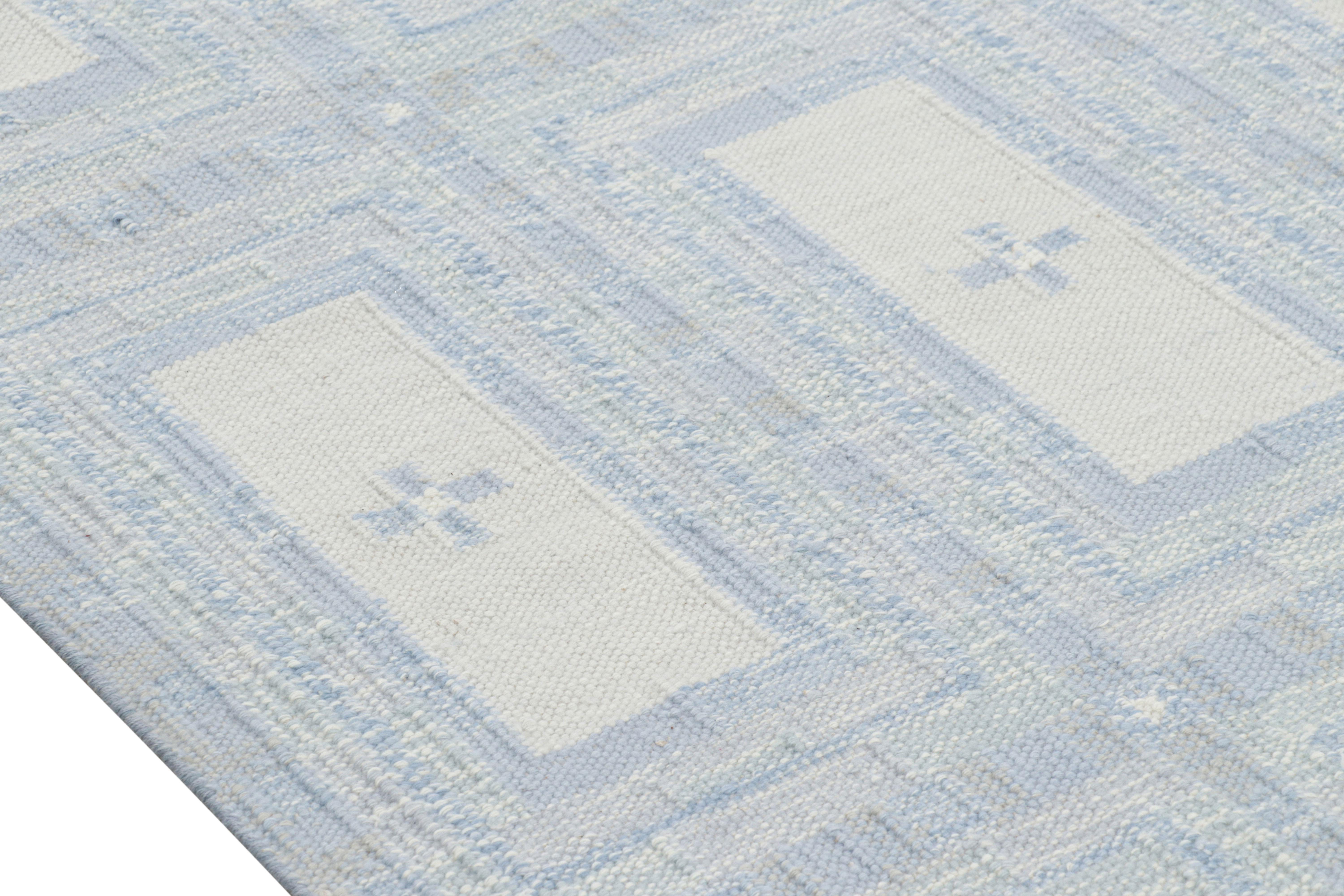 Rug & Kilim's Teppich im skandinavischen Stil mit eisblauen und weißen geometrischen Mustern im Zustand „Neu“ im Angebot in Long Island City, NY