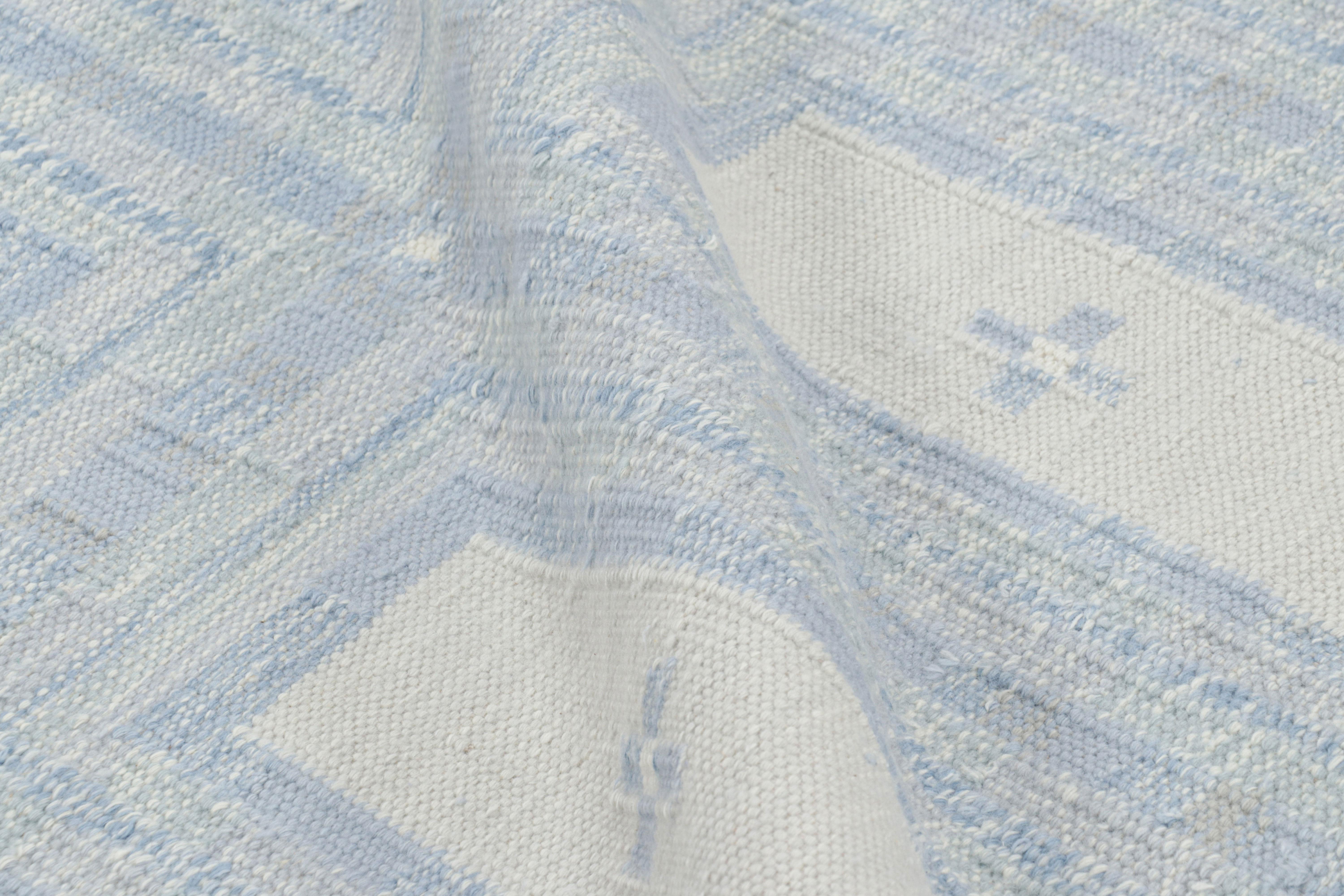 Rug & Kilim's Teppich im skandinavischen Stil mit eisblauen und weißen geometrischen Mustern (21. Jahrhundert und zeitgenössisch) im Angebot