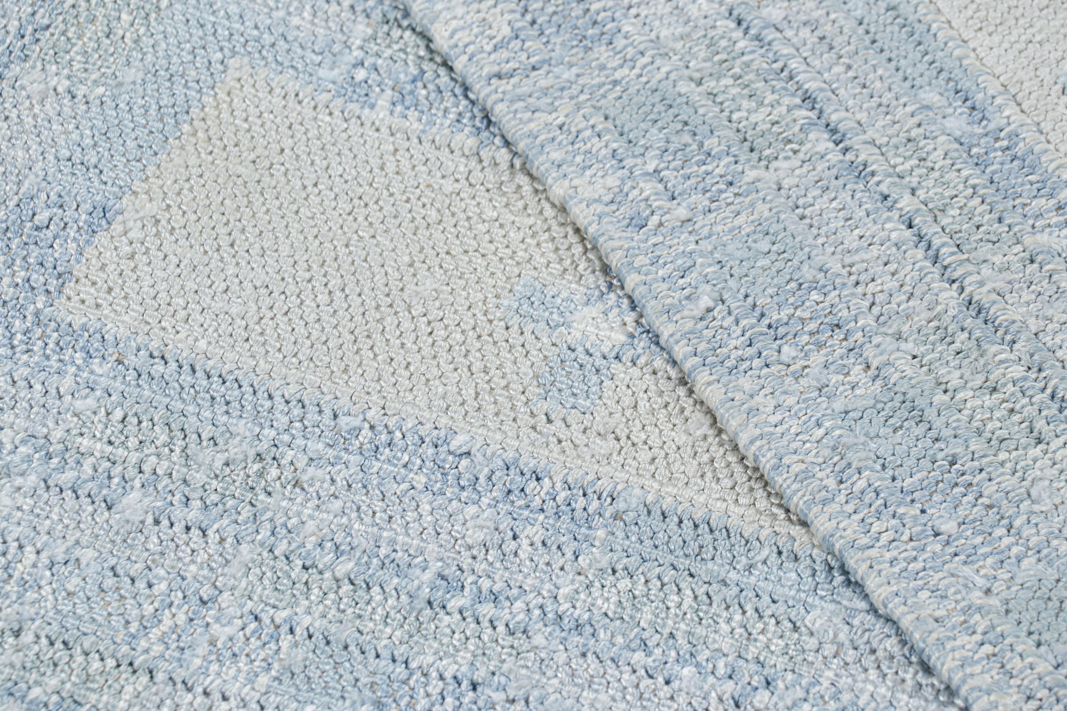 Alfombra de estilo escandinavo de Rug & Kilim con motivos geométricos en azul hielo y blanco Siglo XXI y contemporáneo en venta
