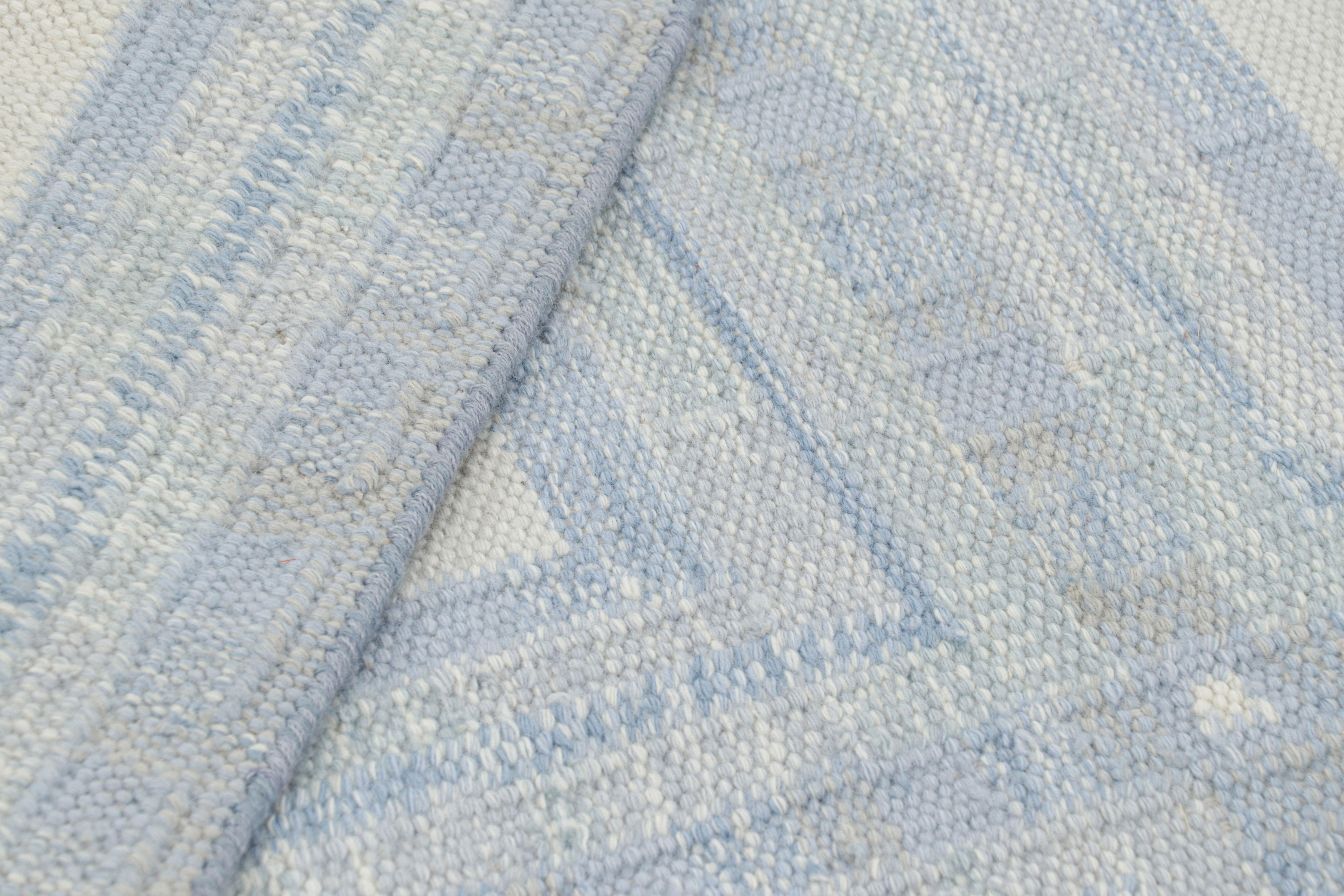 Rug & Kilim's Teppich im skandinavischen Stil mit eisblauen und weißen geometrischen Mustern (Seide) im Angebot