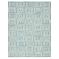 Rug & Kilim's Teppich im skandinavischen Stil mit hellblauem und weißem geometrischem Muster