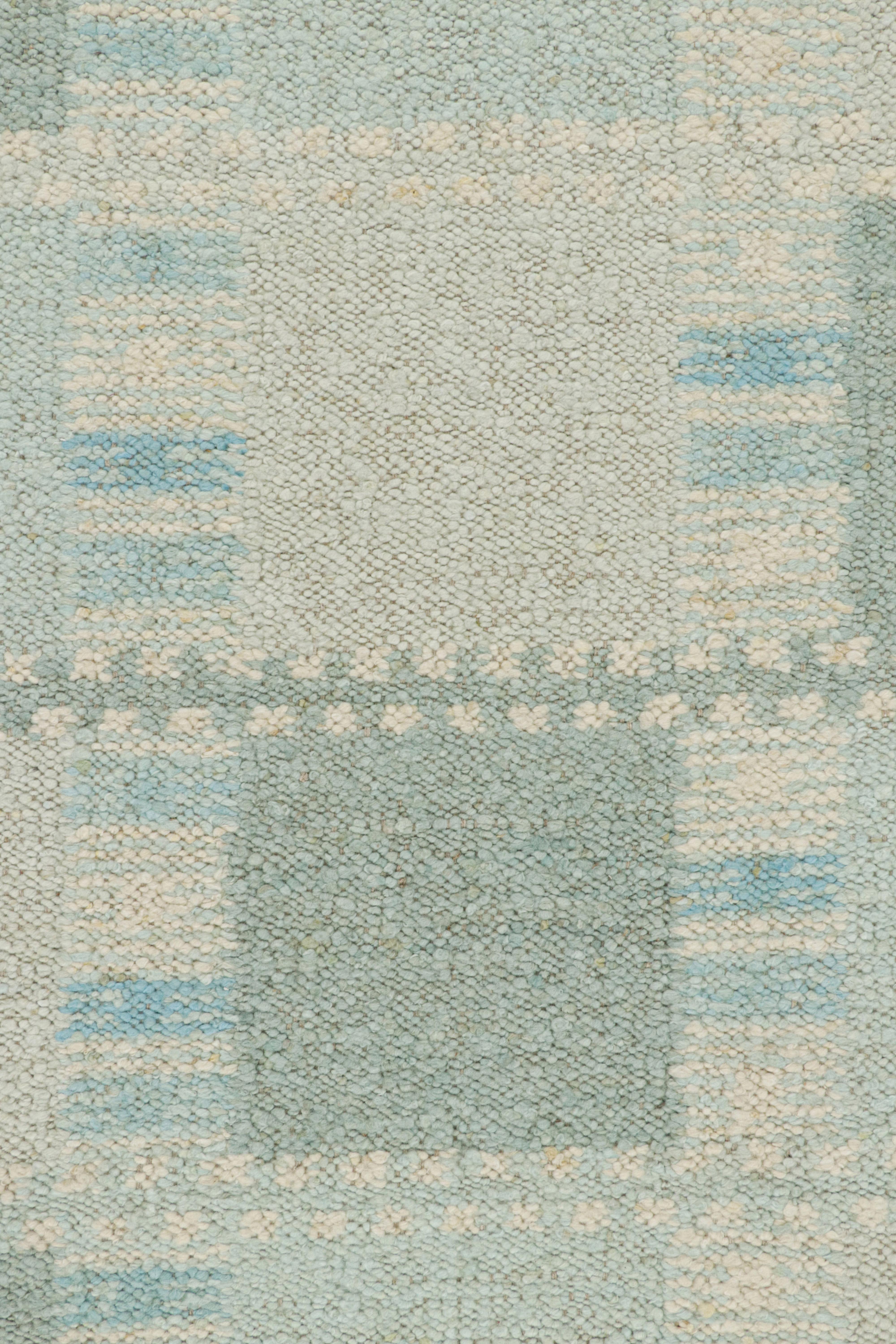 Rug & Kilim's Teppich im skandinavischen Stil mit hellblauen, geometrischen Mustern (Moderne) im Angebot