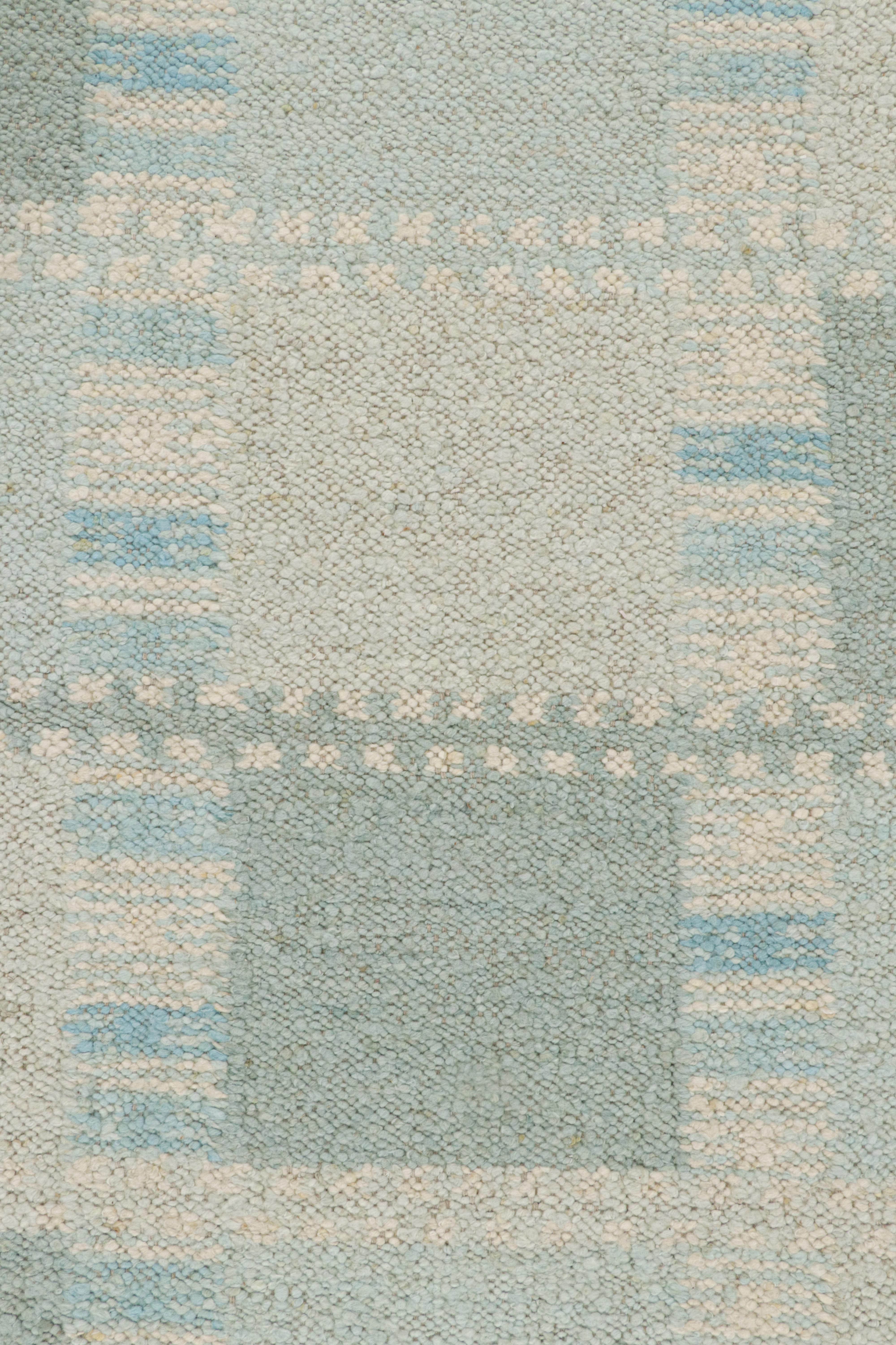 Rug & Kilim's Teppich im skandinavischen Stil mit hellblauen, geometrischen Mustern (Moderne) im Angebot
