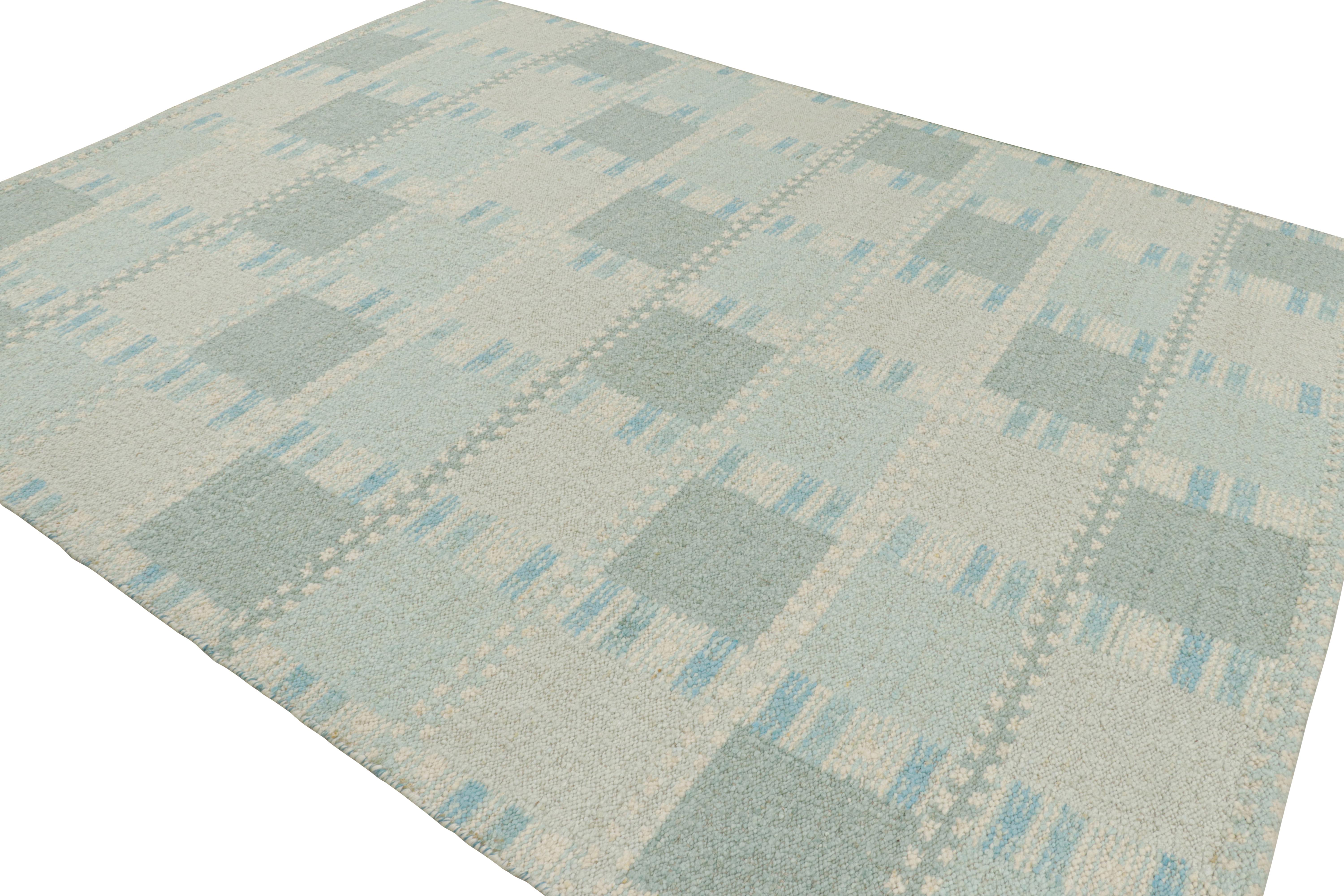 Rug & Kilim's Teppich im skandinavischen Stil mit hellblauen, geometrischen Mustern (Indisch) im Angebot