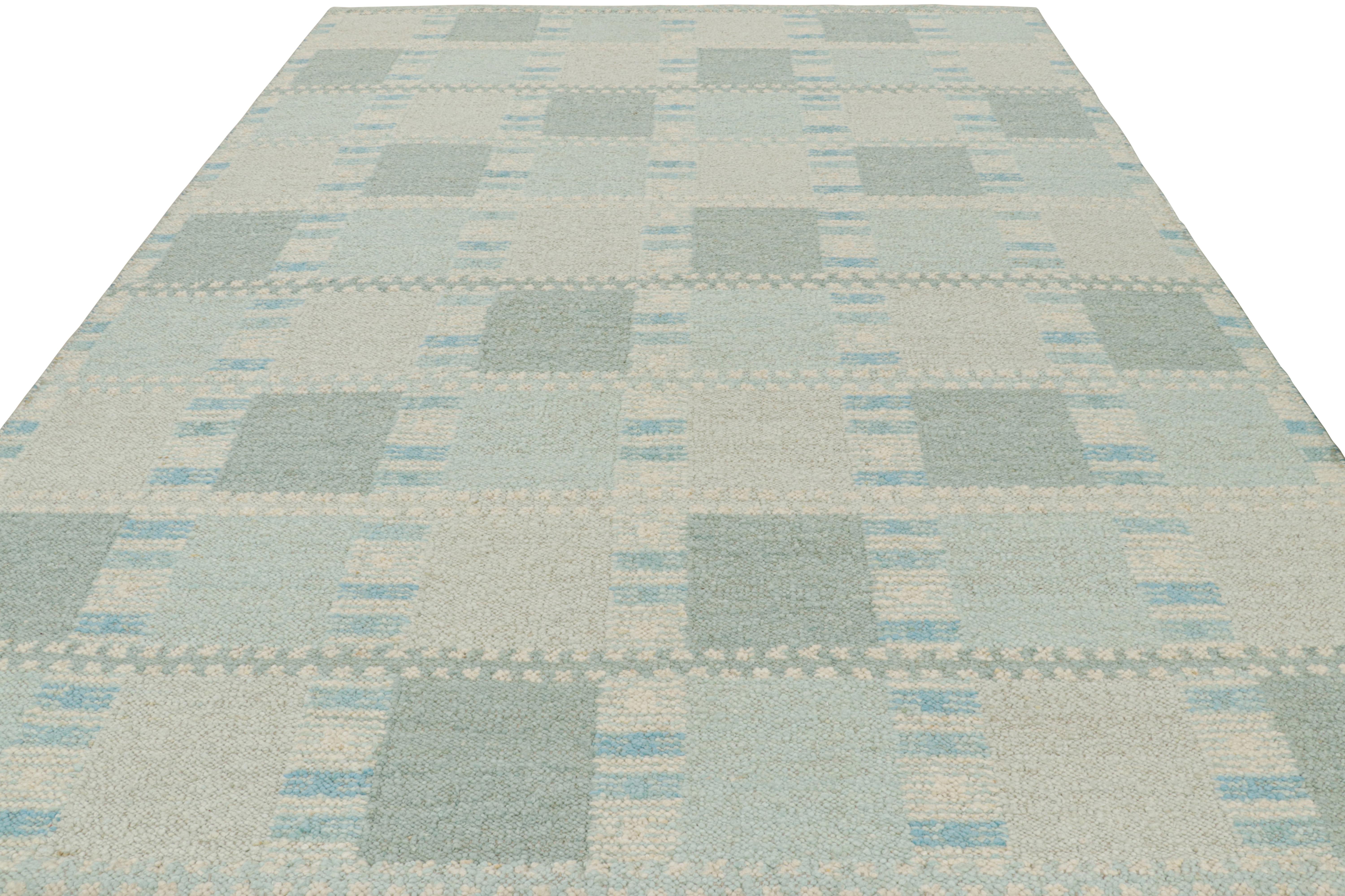 Rug & Kilim's Teppich im skandinavischen Stil mit hellblauen, geometrischen Mustern (Handgewebt) im Angebot