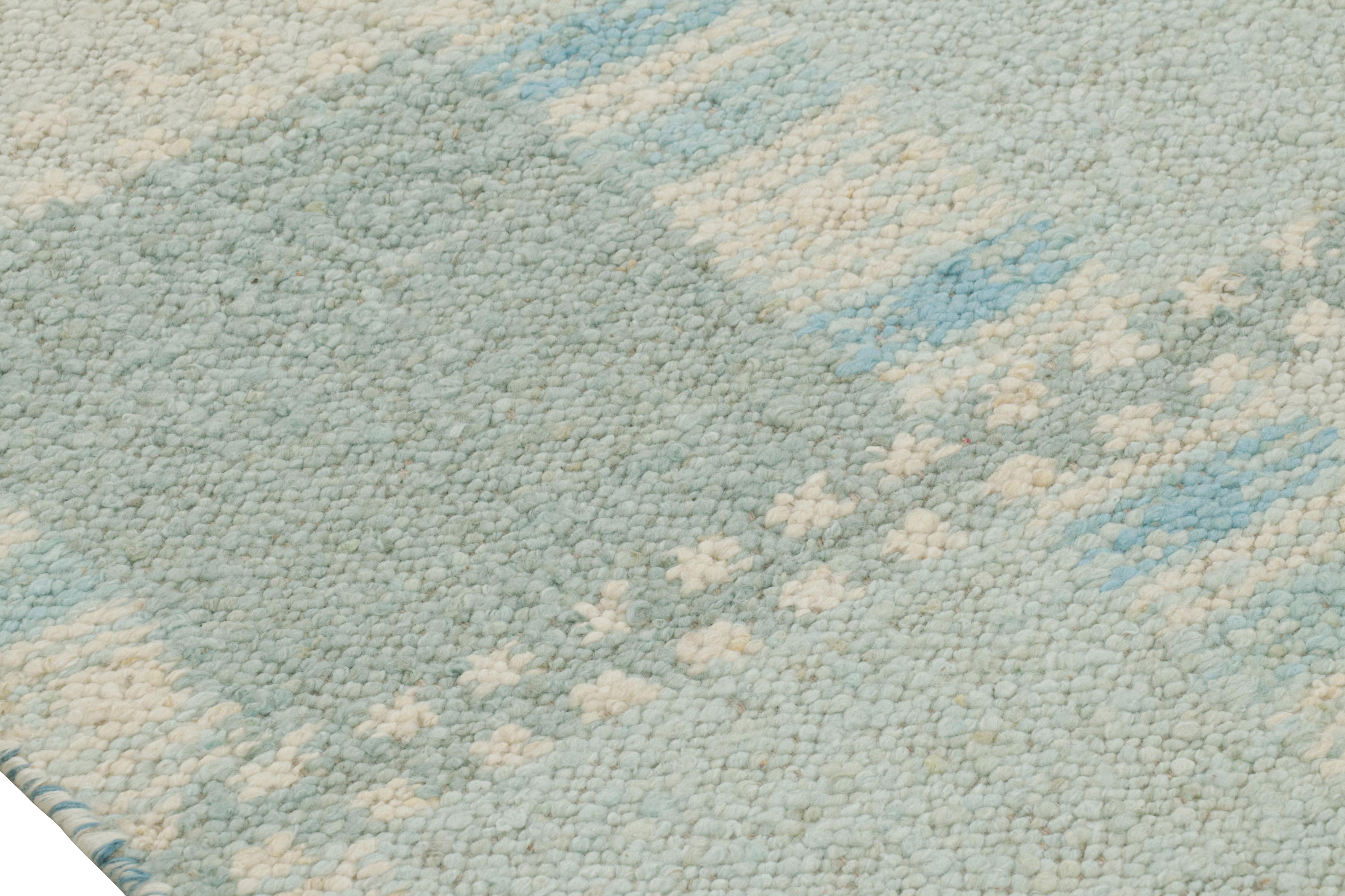 Rug & Kilim's Teppich im skandinavischen Stil mit hellblauen, geometrischen Mustern im Zustand „Neu“ im Angebot in Long Island City, NY
