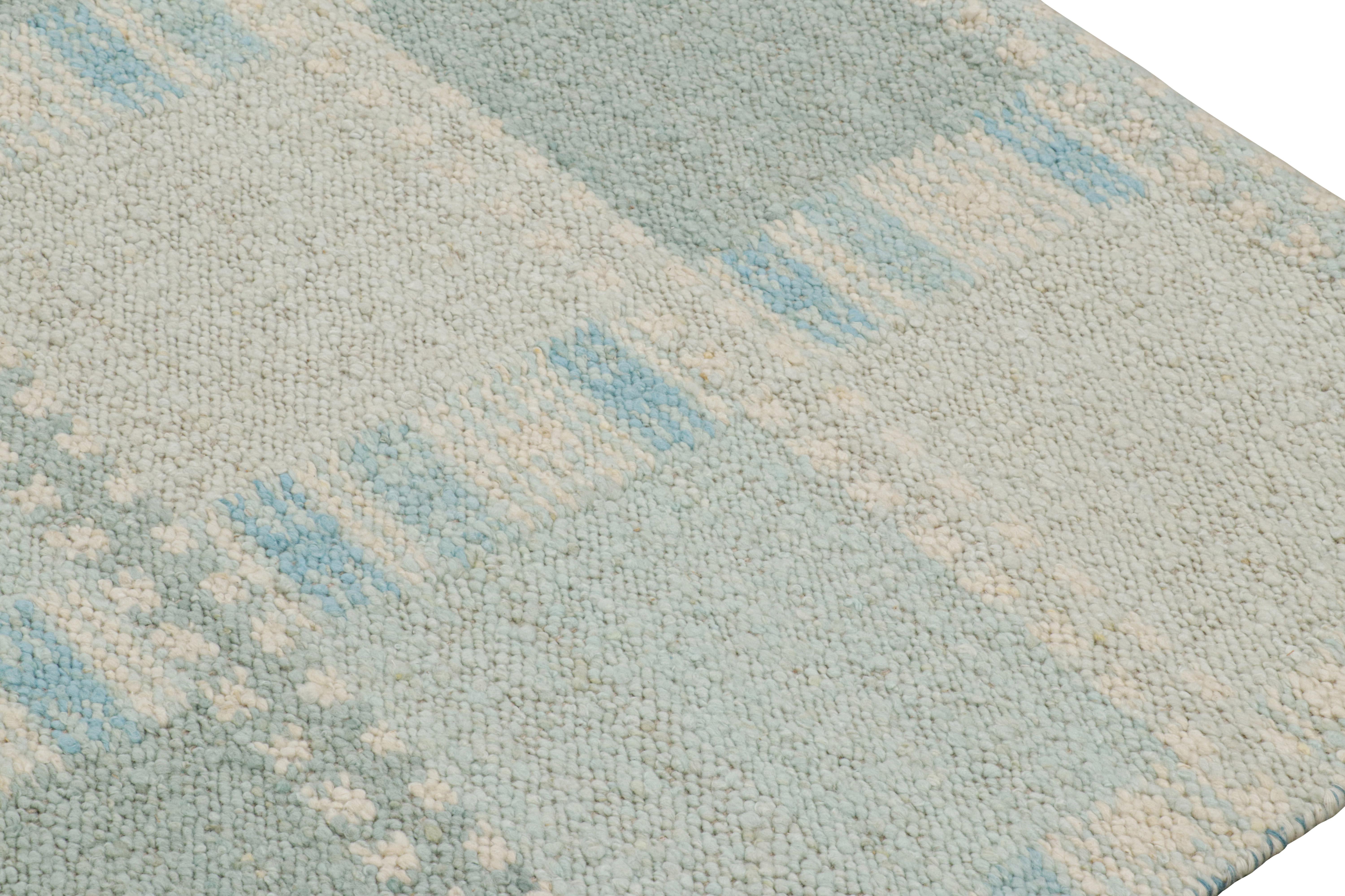 Rug & Kilim's Teppich im skandinavischen Stil mit hellblauen, geometrischen Mustern im Zustand „Neu“ im Angebot in Long Island City, NY
