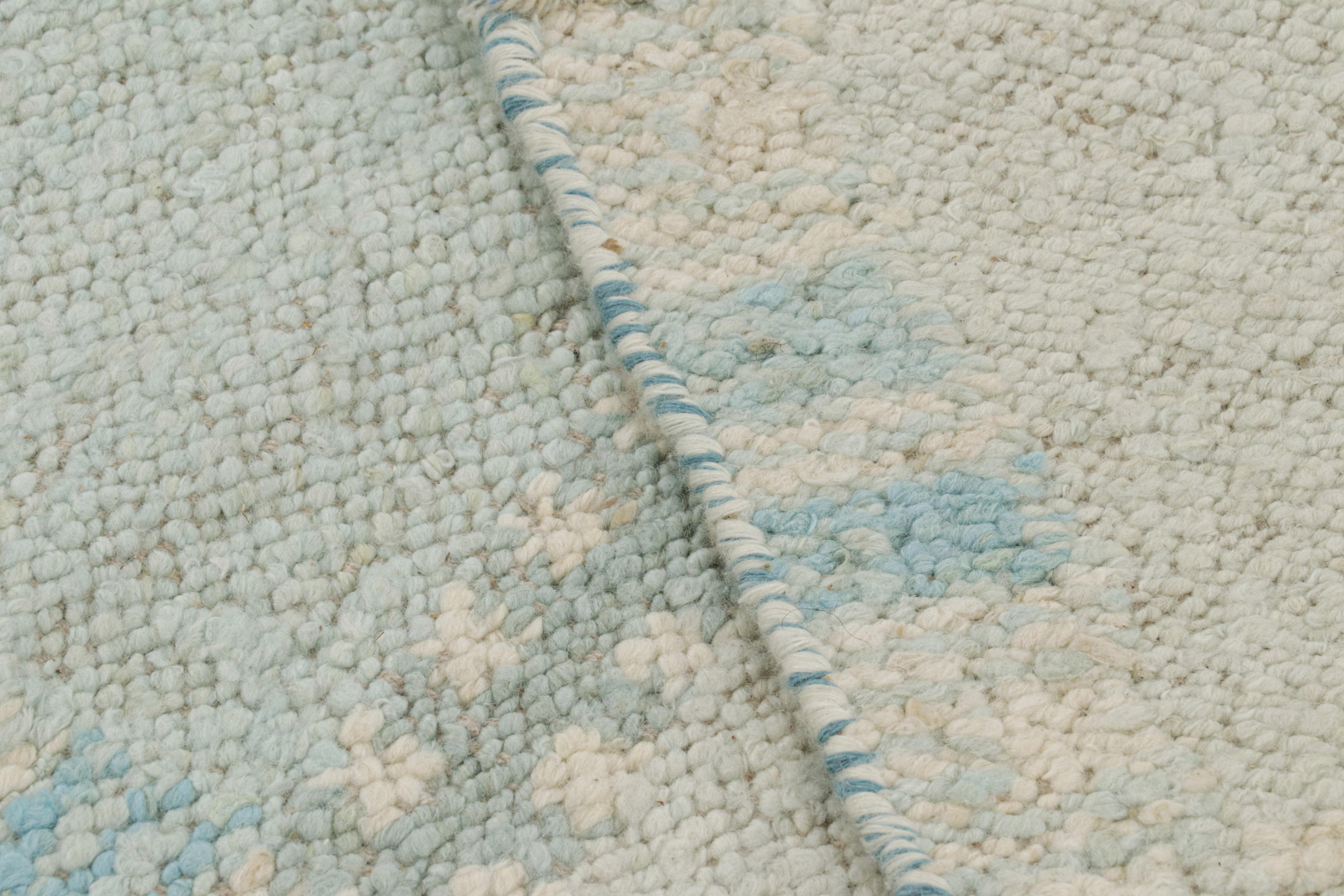 Rug & Kilim's Teppich im skandinavischen Stil mit hellblauen, geometrischen Mustern (21. Jahrhundert und zeitgenössisch) im Angebot