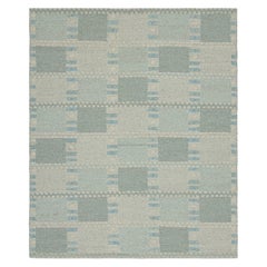 Rug & Kilim's Teppich im skandinavischen Stil mit hellblauen, geometrischen Mustern