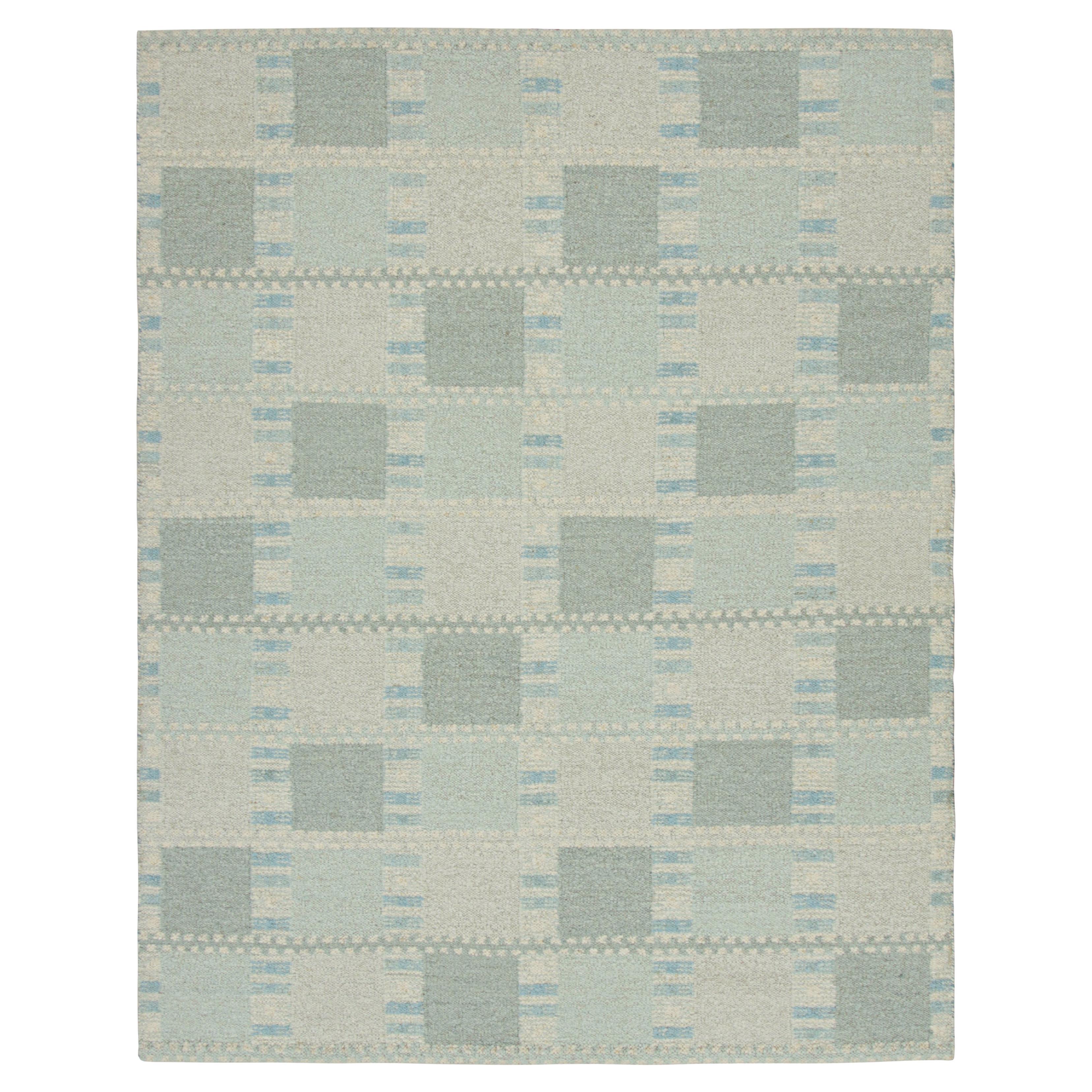 Rug & Kilim's Teppich im skandinavischen Stil mit hellblauen, geometrischen Mustern im Angebot