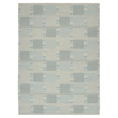 Rug & Kilim's Teppich im skandinavischen Stil mit hellblauen, geometrischen Mustern