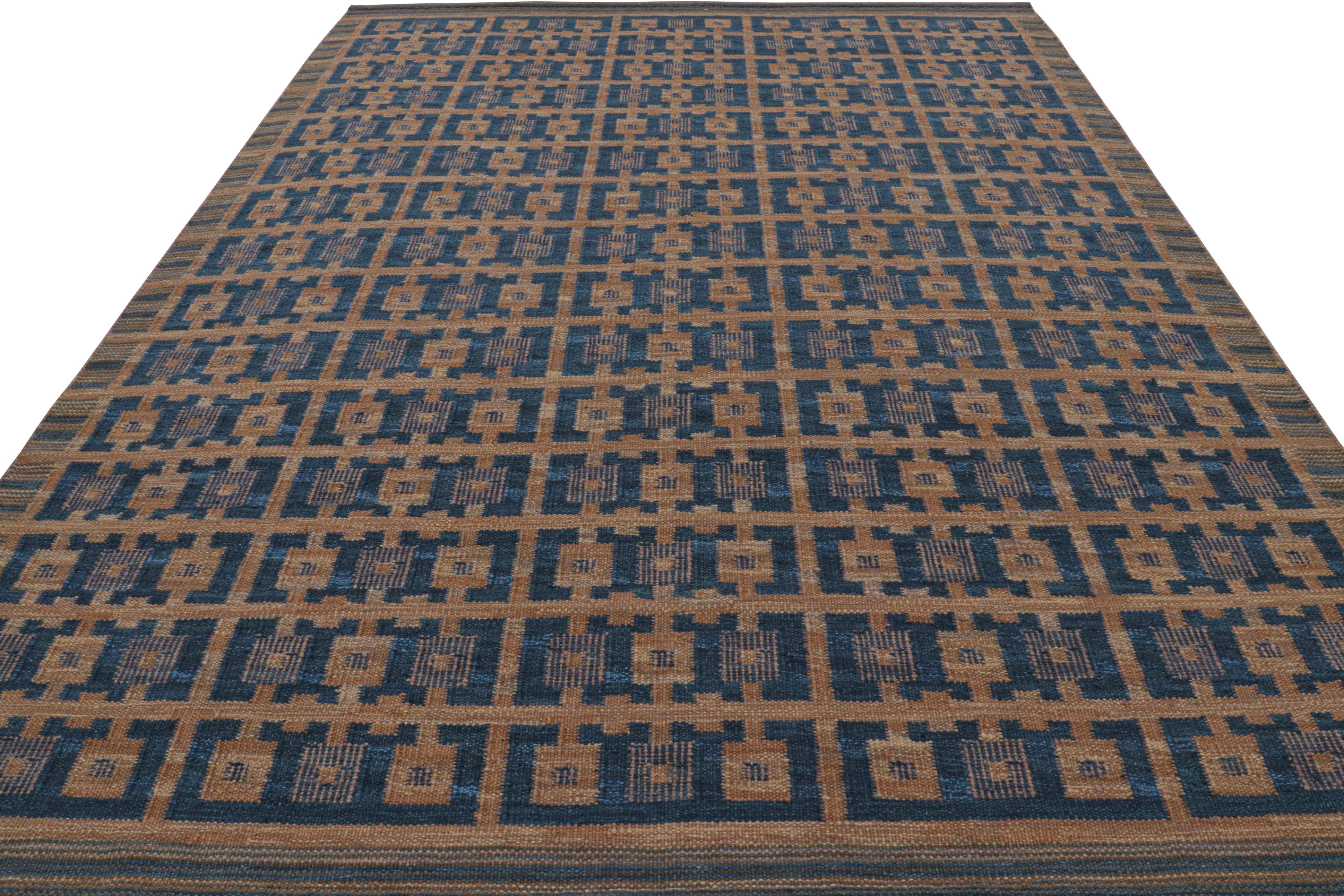 Tessuto a mano Tappeto in stile scandinavo Rug & Kilim con motivi geometrici blu navy e marroni in vendita