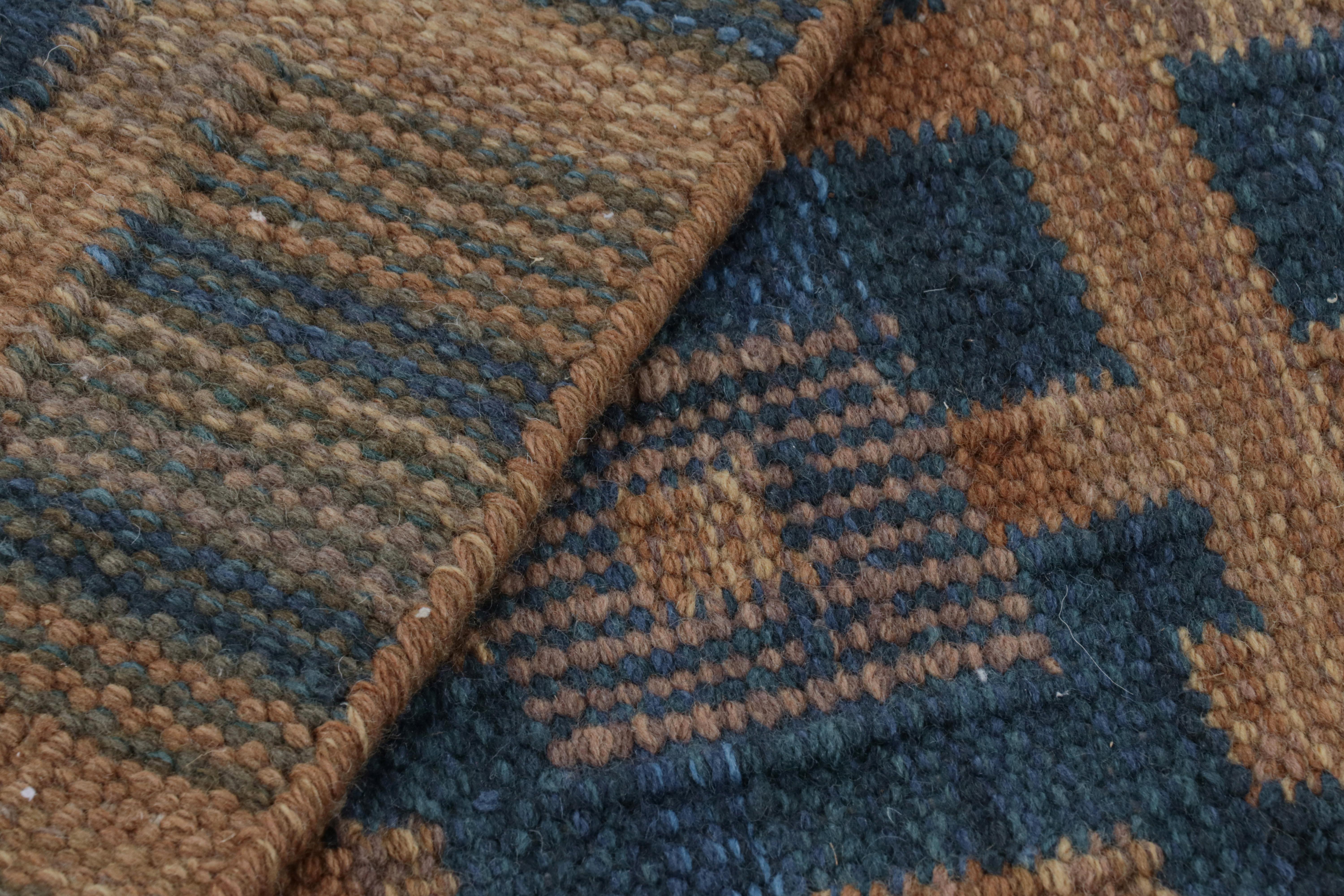 XXI secolo e contemporaneo Tappeto in stile scandinavo Rug & Kilim con motivi geometrici blu navy e marroni in vendita