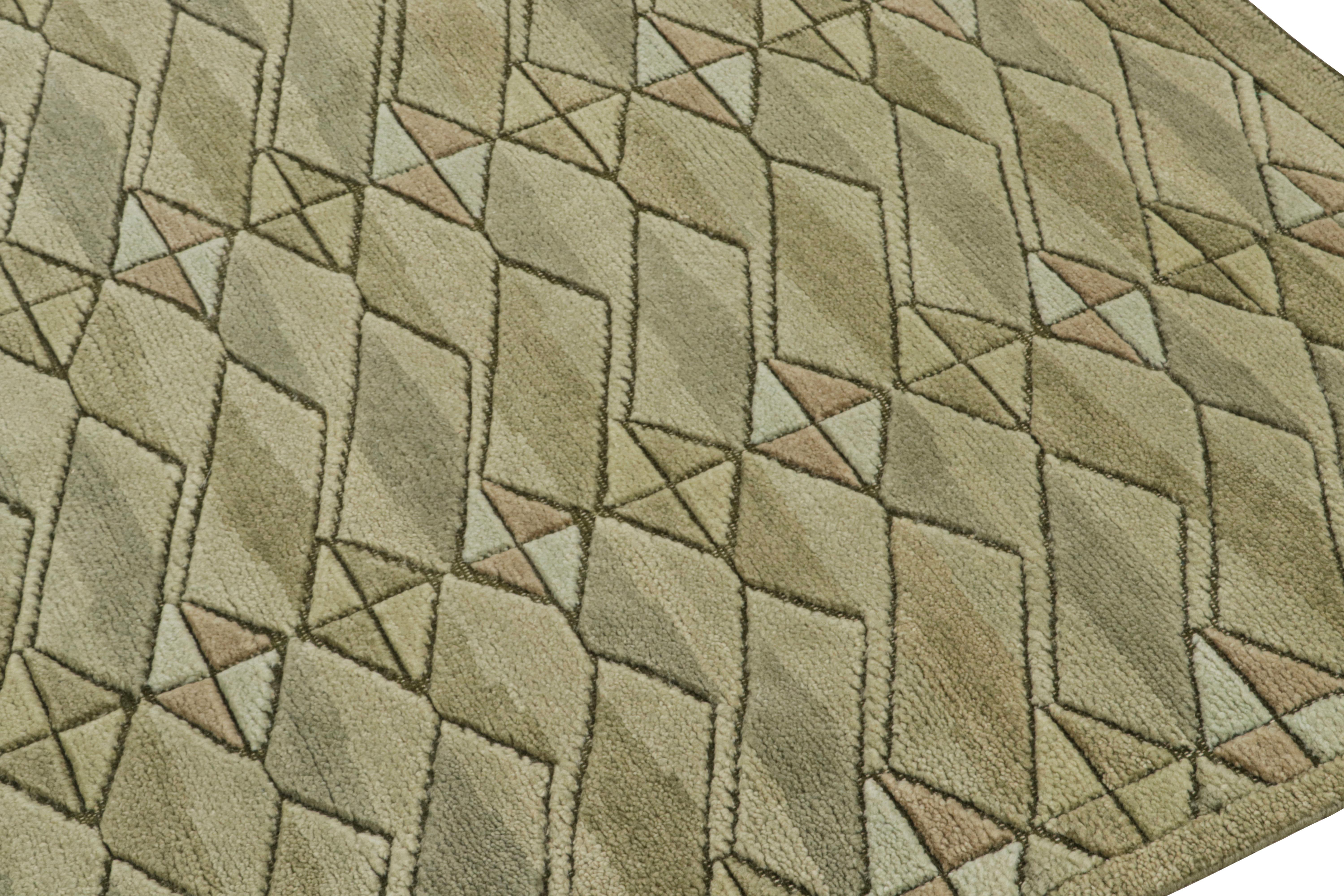  Rug & Kilim's Teppich im skandinavischen Stil mit geometrischen Mustern in Beige und Grün (Handgeknüpft) im Angebot