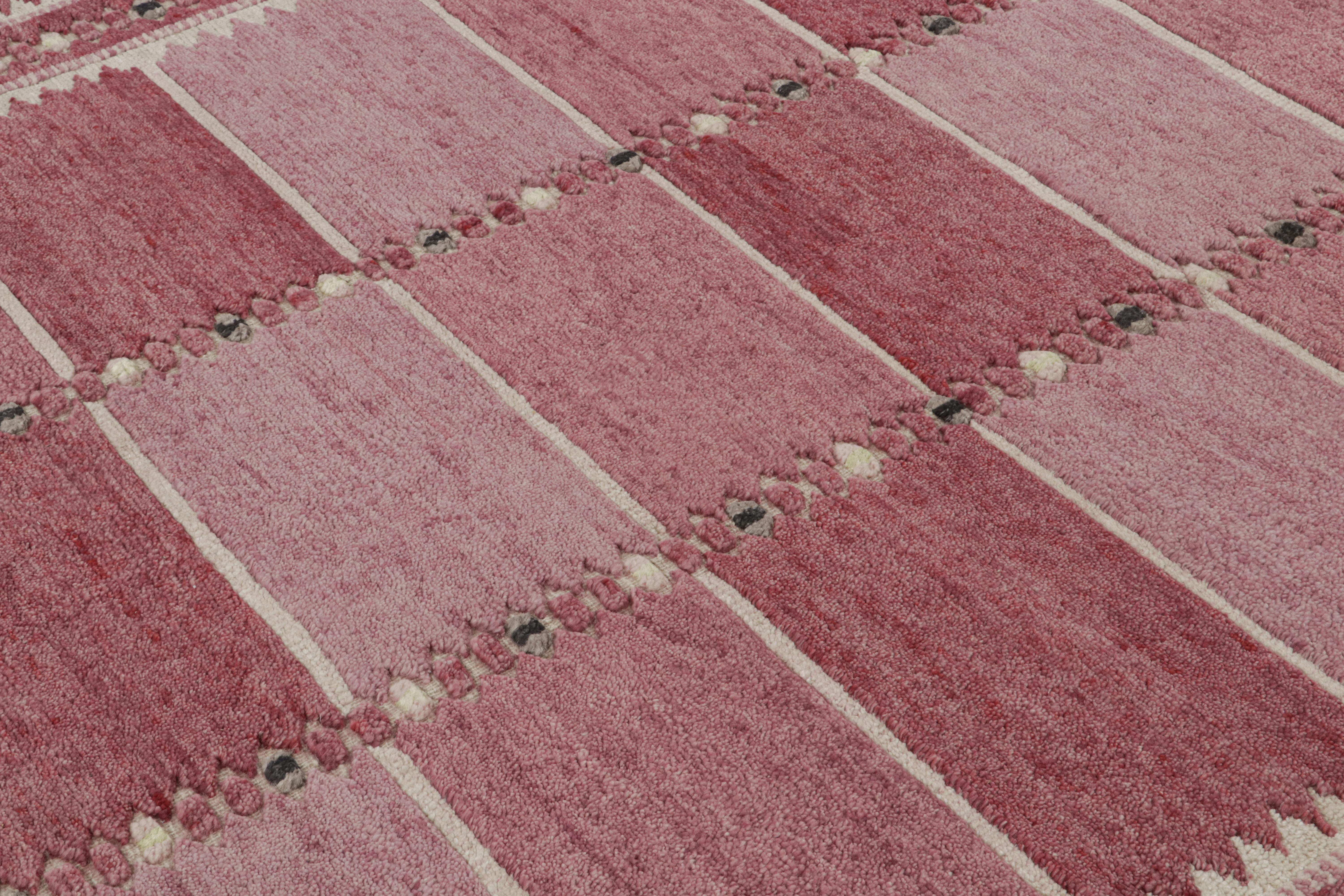 Rug & Kilim's Teppich im skandinavischen Stil mit rosafarbenen, geometrischen Mustern (Indisch) im Angebot