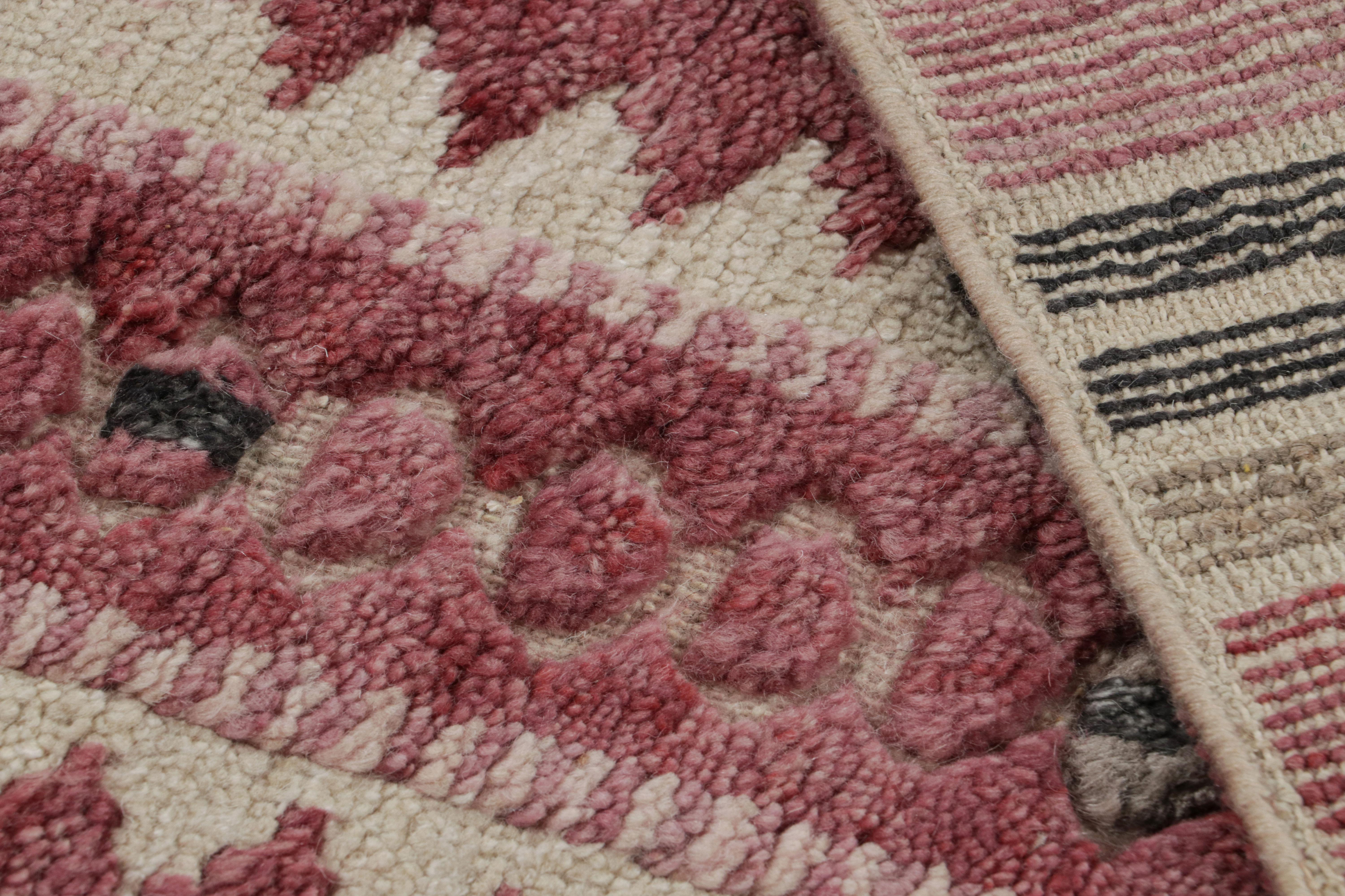 Rug & Kilim's Teppich im skandinavischen Stil mit rosafarbenen, geometrischen Mustern (21. Jahrhundert und zeitgenössisch) im Angebot