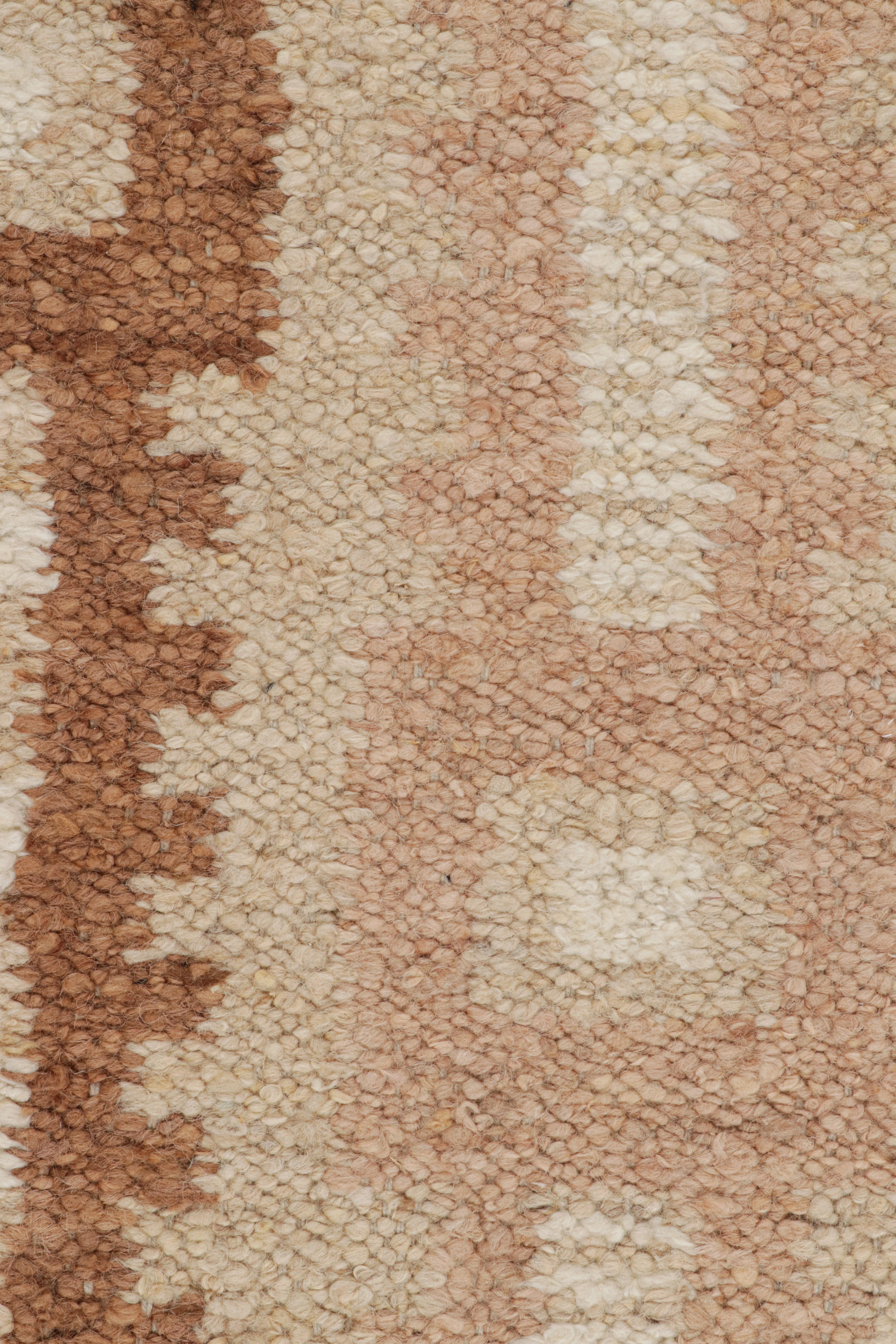 Rug & Kilim's Teppich im skandinavischen Stil mit rosa, weißen und beige-braunen Mustern (Moderne) im Angebot