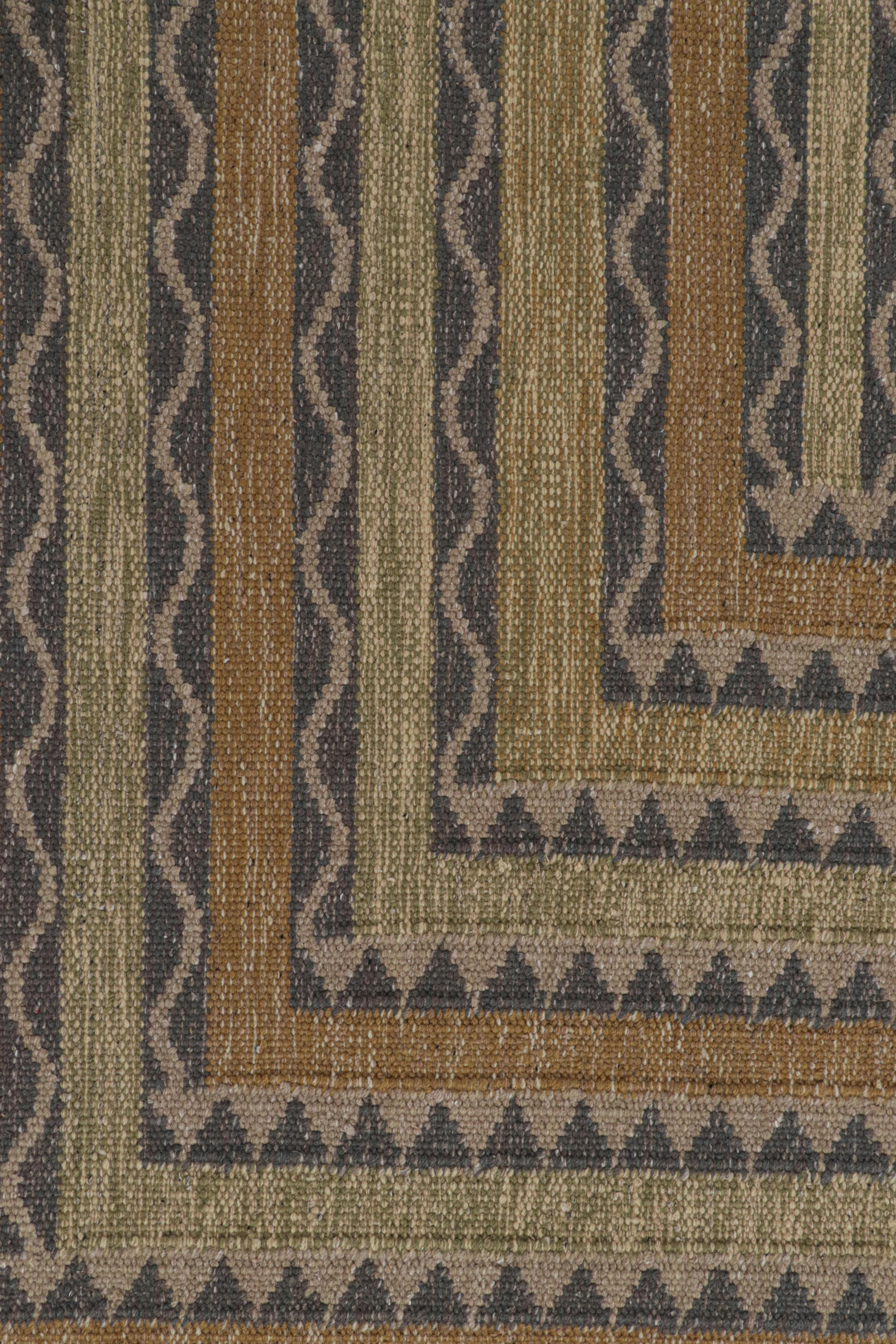 Moderno Rug & Kilim: tappeto in stile scandinavo con motivi geometrici policromatici in vendita