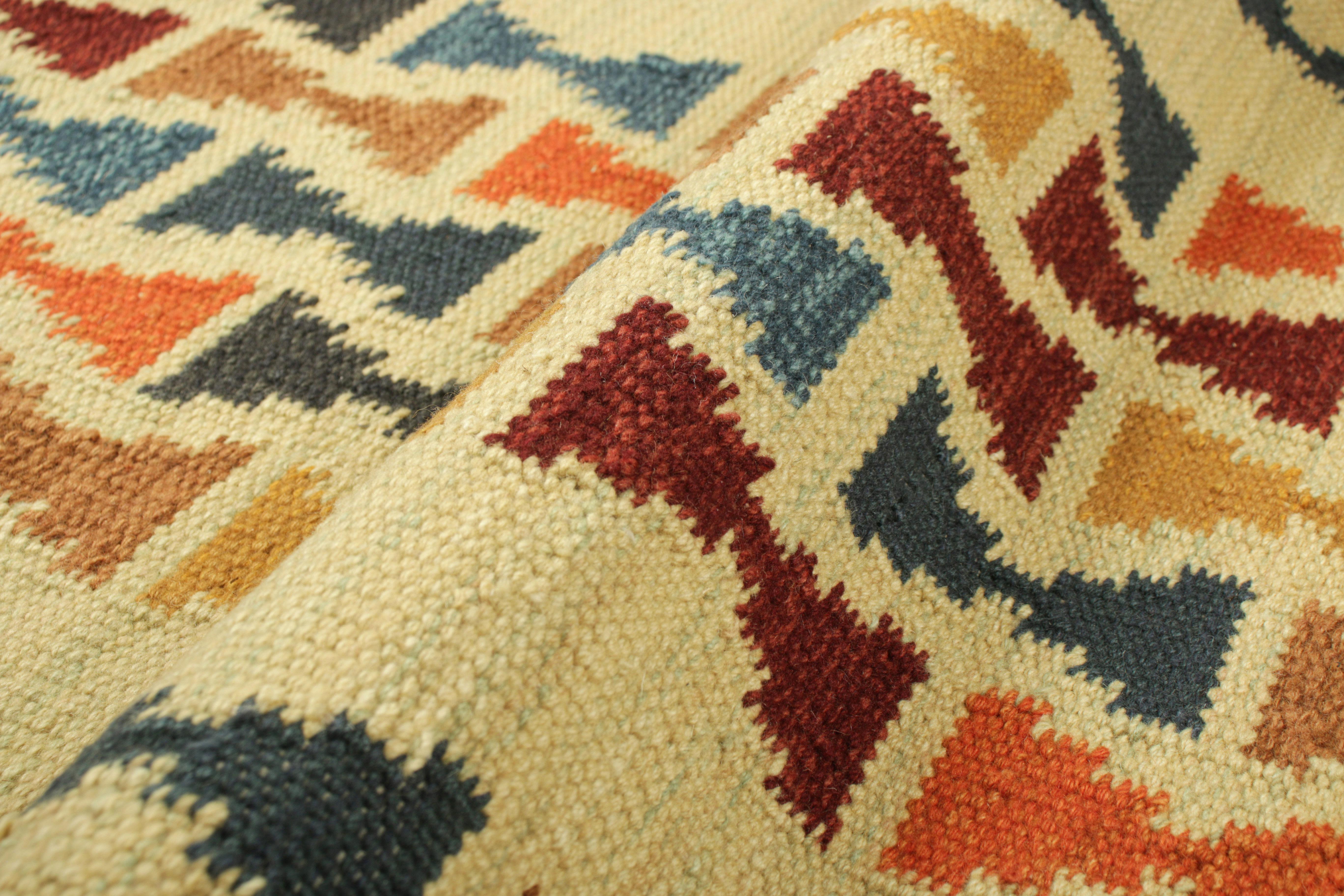 Moderno Rug & Kilim è un tappeto in stile scandinavo con motivi a clessidra policromatici in vendita