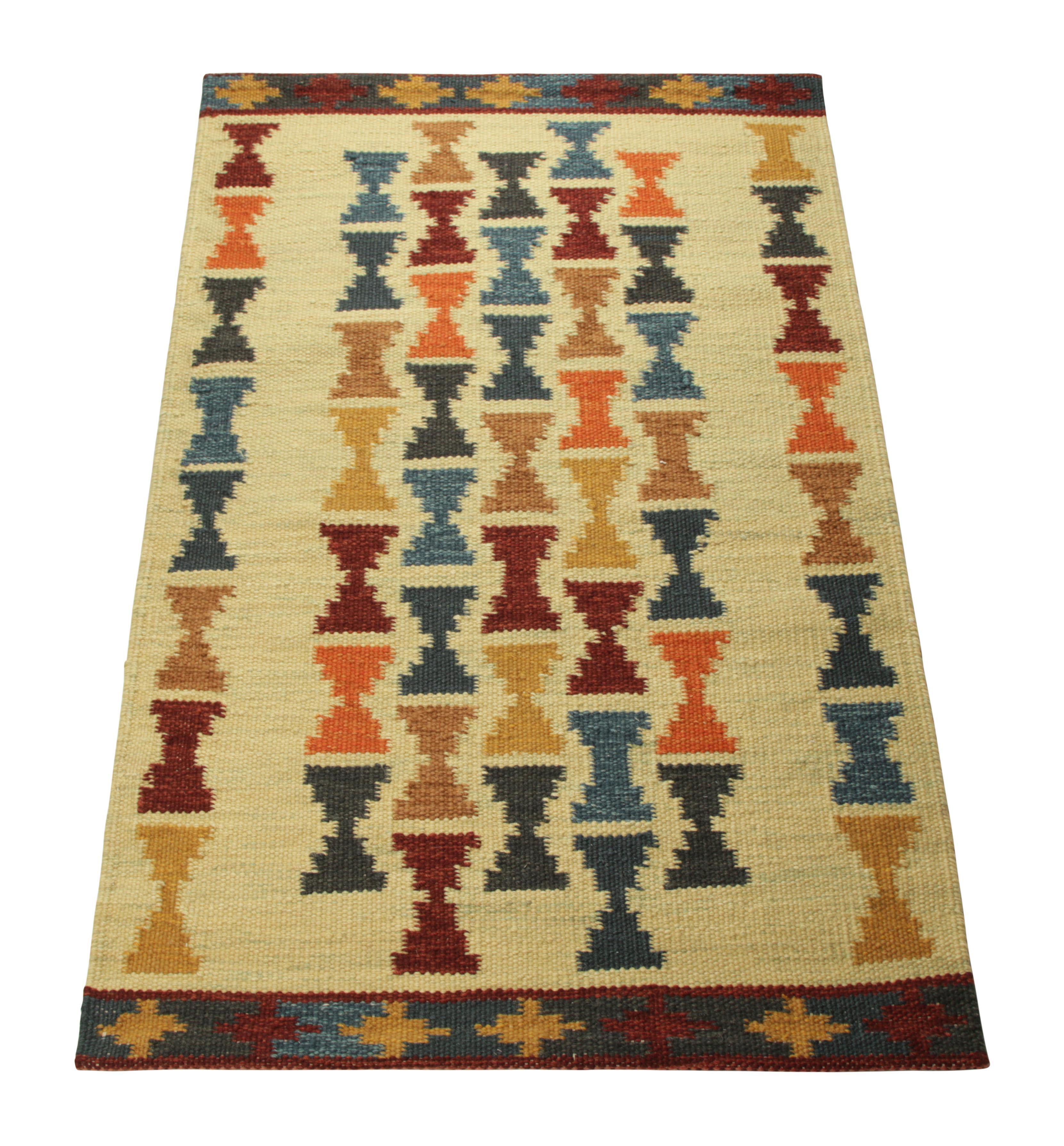 Rug & Kilim's Teppich im skandinavischen Stil mit polychromen Sanduhrmustern (Indisch) im Angebot