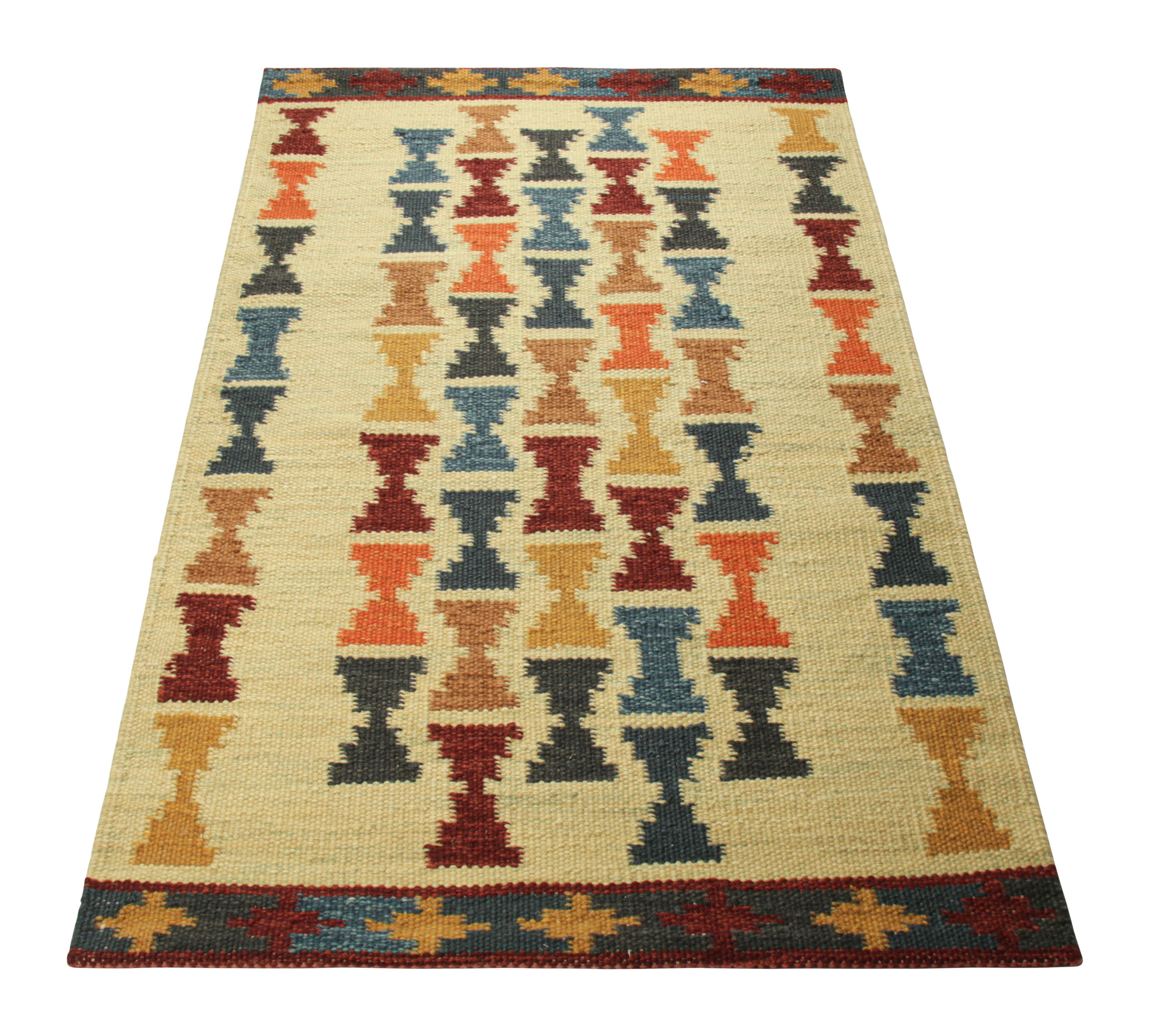 Indiano Rug & Kilim è un tappeto in stile scandinavo con motivi a clessidra policromatici in vendita