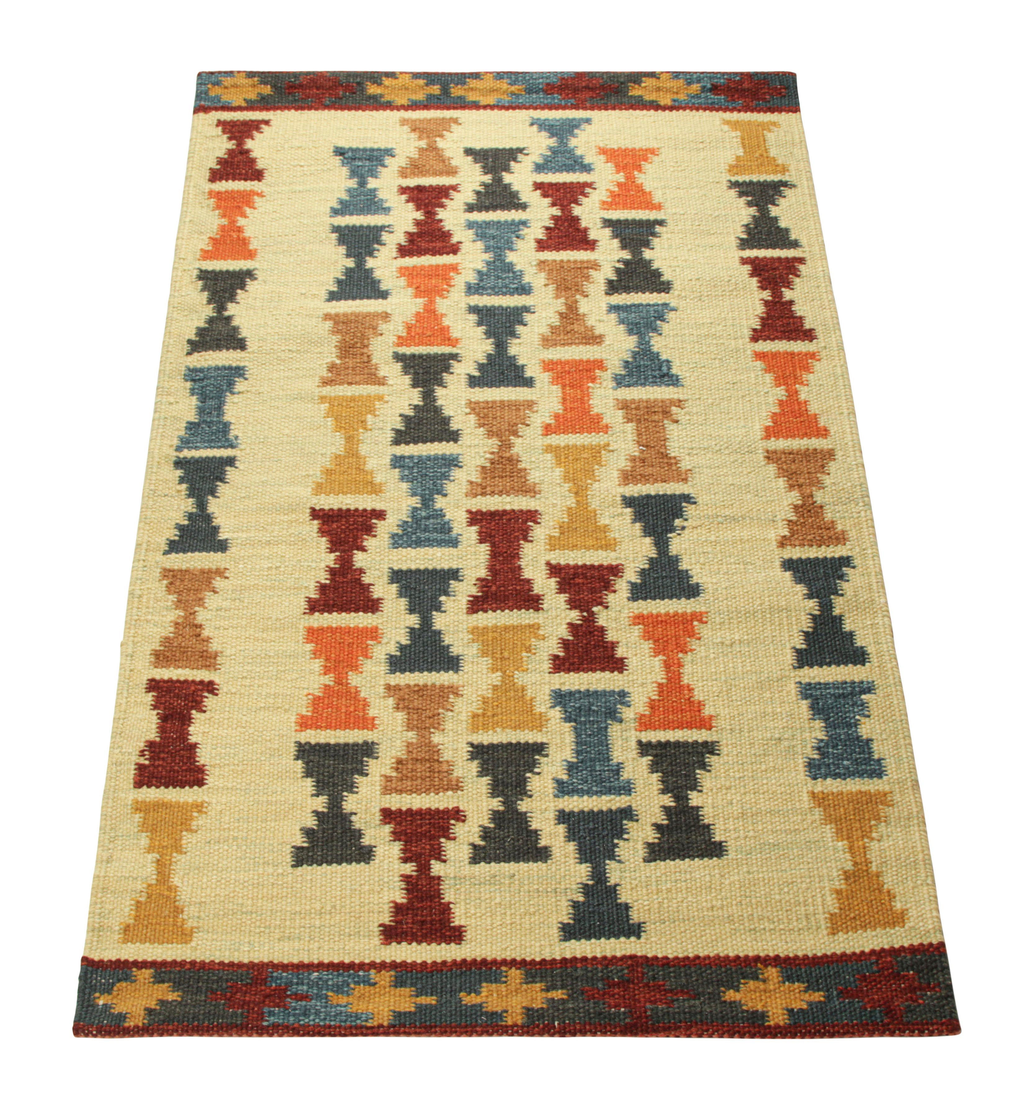 Tessuto a mano Rug & Kilim è un tappeto in stile scandinavo con motivi a clessidra policromatici in vendita