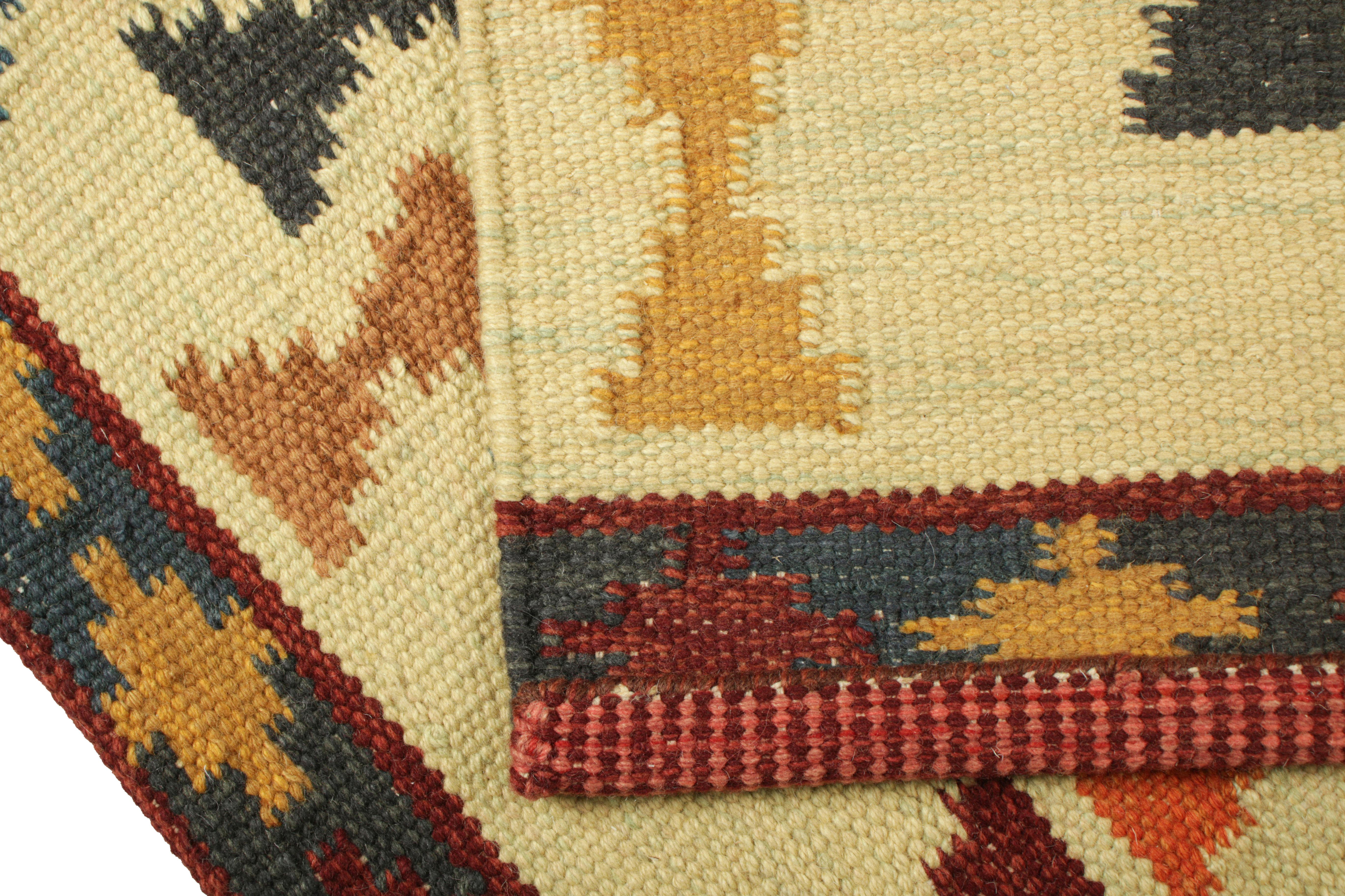 XXI secolo e contemporaneo Rug & Kilim è un tappeto in stile scandinavo con motivi a clessidra policromatici in vendita