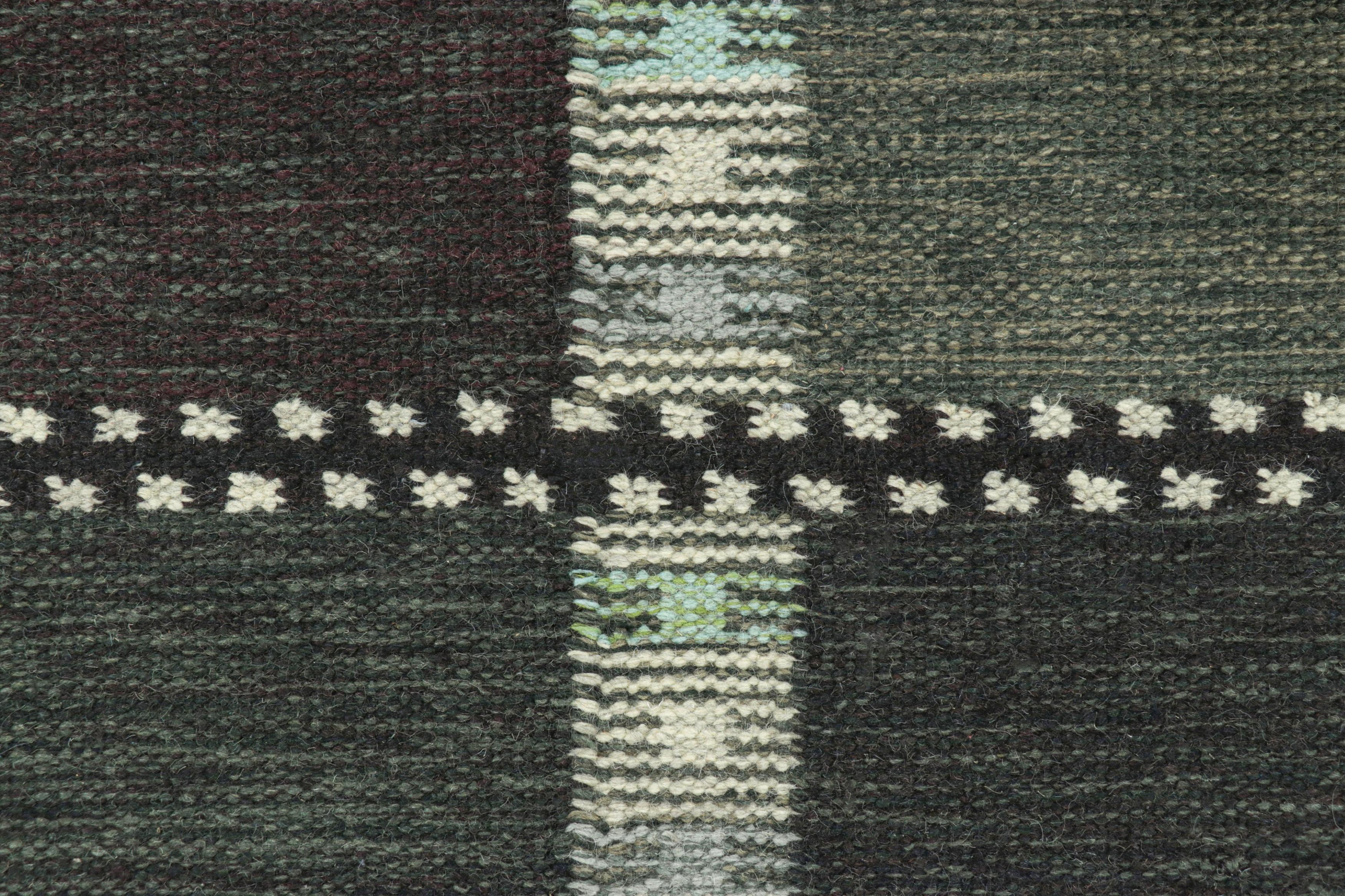 Scandinavo moderno Tappeto in stile scandinavo Rug & Kilim con motivi geometrici viola e verde acqua in vendita