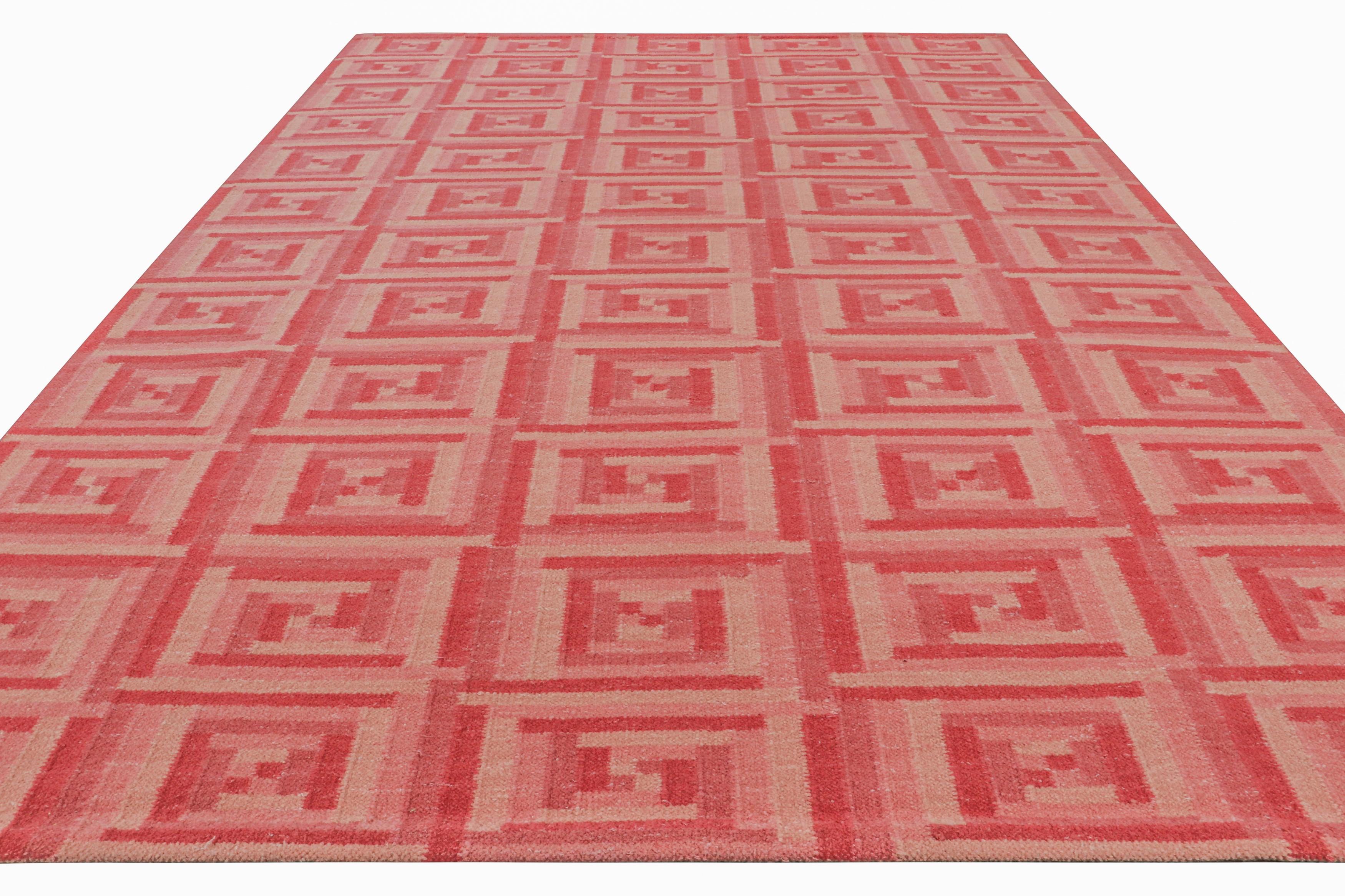 Rug & Kilim's Teppich im skandinavischen Stil mit geometrischem Muster in Rot, Rosa und Beige (Handgewebt) im Angebot