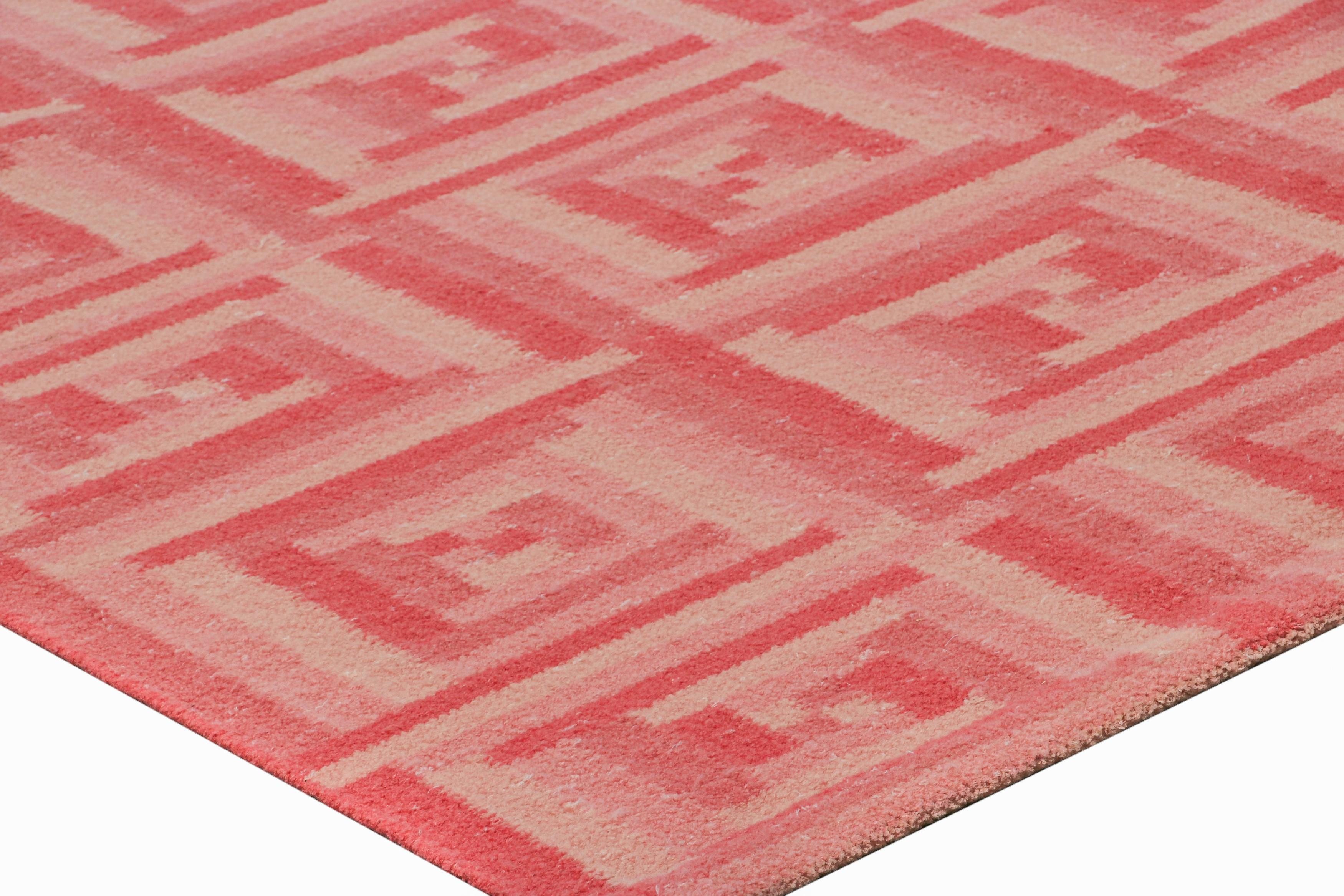 Rug & Kilim's Teppich im skandinavischen Stil mit geometrischem Muster in Rot, Rosa und Beige im Zustand „Neu“ im Angebot in Long Island City, NY