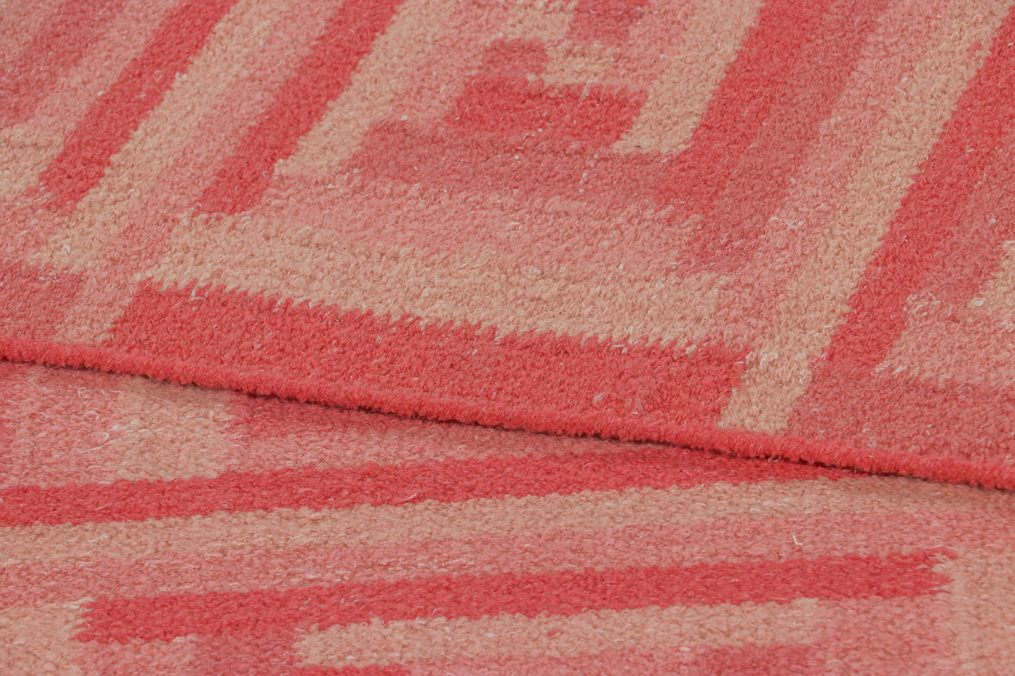 Rug & Kilim's Teppich im skandinavischen Stil mit geometrischem Muster in Rot, Rosa und Beige (21. Jahrhundert und zeitgenössisch) im Angebot
