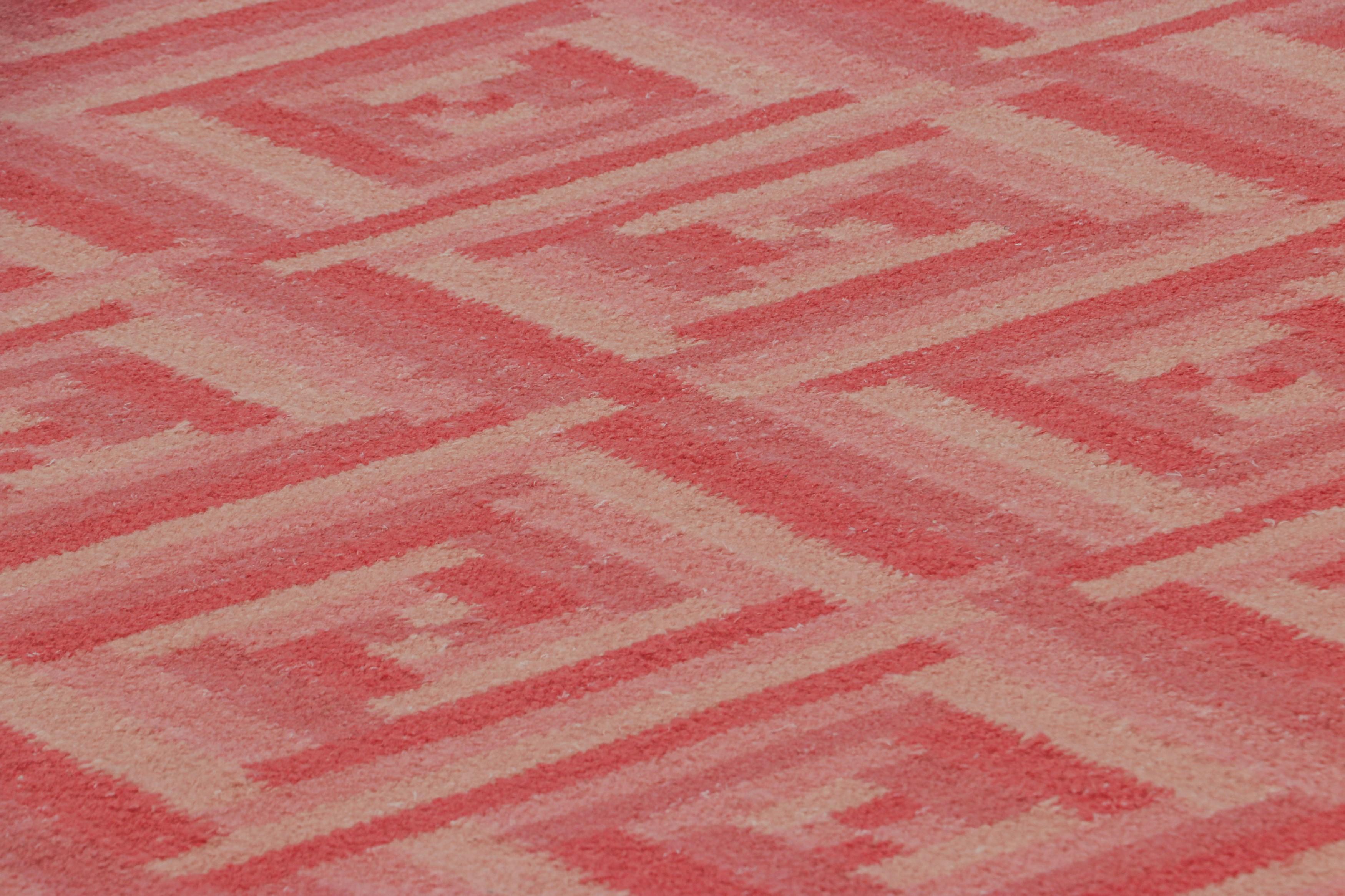 Dieser Teppich im Format 10x14 ist eine aufregende Neuheit in der skandinavischen Teppichkollektion von Rug & Kilim - eine neue Flachgewebelinie, die aus einer luxuriösen Mischung aus handgewebter Wolle und exotischen Garnen besteht, die von Alpaka